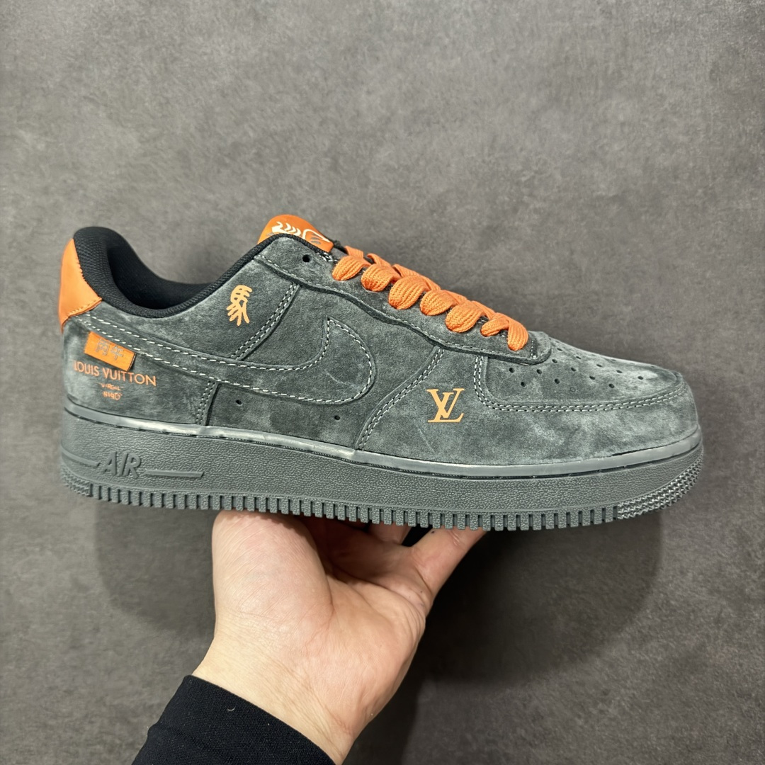 【定制版】NIke Air Force 1 \'07 Low “马年限定--岩灰缀橙” 空军一号低帮 运动鞋 休闲鞋 头层皮 折边针车 工艺难度大 原楦头原纸板 高端定制鞋盒 原厂鞋底 超高清洁度 细节完美 货号：FV3694-105 尺码：36 36.5 37.5 38 38.5 39 40 40.5 41 42 42.5 43 44 44.5 45 编码：HXSB310320-选品中心