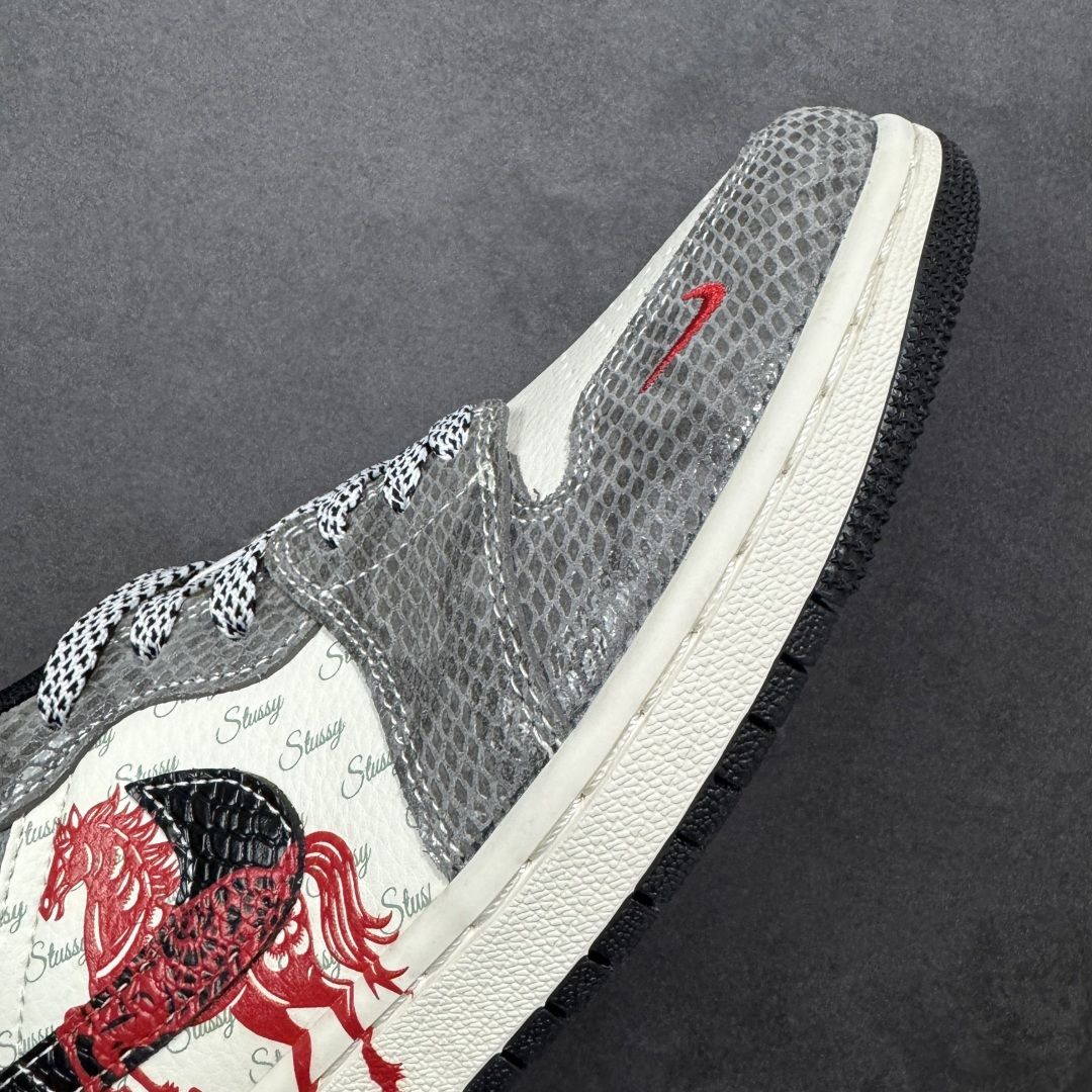 图片[5]-【定制版】马年AJ1限定款直接美到挪不开眼！灰白蛇纹皮质打造的鞋身质感拉满，红金“马到功成”挂饰搭配福字吊坠，把新年祥瑞寓意直接拉满，经典AJ1低帮版型超显腿细，软弹中底踩屎感在线，暴走一整天也不累脚。 货号：FC7688-202 尺码：36 36.5 37.5 38 38.5 39 40 40.5 41 42 42.5 43 44 44.5 45-选品中心