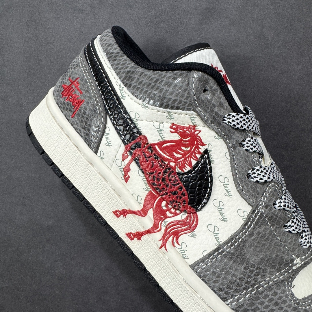 图片[6]-【定制版】马年AJ1限定款直接美到挪不开眼！灰白蛇纹皮质打造的鞋身质感拉满，红金“马到功成”挂饰搭配福字吊坠，把新年祥瑞寓意直接拉满，经典AJ1低帮版型超显腿细，软弹中底踩屎感在线，暴走一整天也不累脚。 货号：FC7688-202 尺码：36 36.5 37.5 38 38.5 39 40 40.5 41 42 42.5 43 44 44.5 45-选品中心