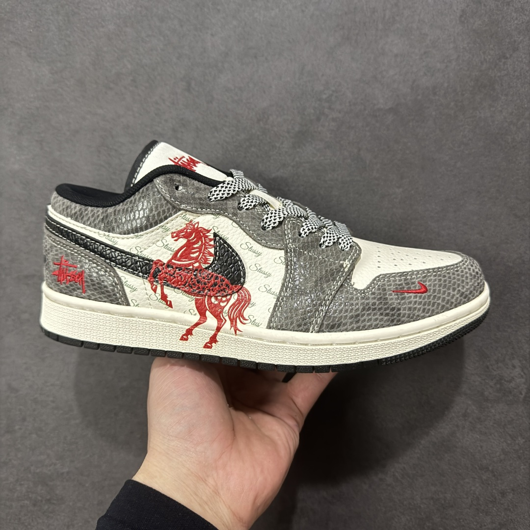 【定制版】马年AJ1限定款直接美到挪不开眼！灰白蛇纹皮质打造的鞋身质感拉满，红金“马到功成”挂饰搭配福字吊坠，把新年祥瑞寓意直接拉满，经典AJ1低帮版型超显腿细，软弹中底踩屎感在线，暴走一整天也不累脚。 货号：FC7688-202 尺码：36 36.5 37.5 38 38.5 39 40 40.5 41 42 42.5 43 44 44.5 45-选品中心