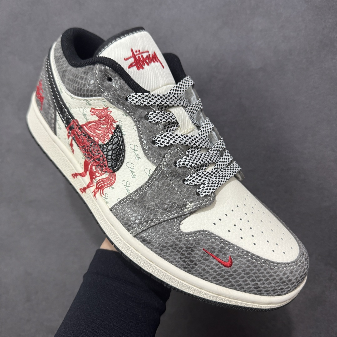 图片[3]-【定制版】马年AJ1限定款直接美到挪不开眼！灰白蛇纹皮质打造的鞋身质感拉满，红金“马到功成”挂饰搭配福字吊坠，把新年祥瑞寓意直接拉满，经典AJ1低帮版型超显腿细，软弹中底踩屎感在线，暴走一整天也不累脚。 货号：FC7688-202 尺码：36 36.5 37.5 38 38.5 39 40 40.5 41 42 42.5 43 44 44.5 45-选品中心