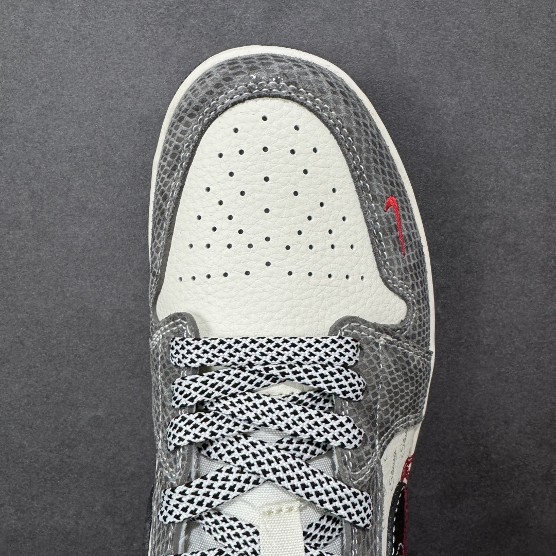 图片[8]-【定制版】马年AJ1限定款直接美到挪不开眼！灰白蛇纹皮质打造的鞋身质感拉满，红金“马到功成”挂饰搭配福字吊坠，把新年祥瑞寓意直接拉满，经典AJ1低帮版型超显腿细，软弹中底踩屎感在线，暴走一整天也不累脚。 货号：FC7688-202 尺码：36 36.5 37.5 38 38.5 39 40 40.5 41 42 42.5 43 44 44.5 45-选品中心