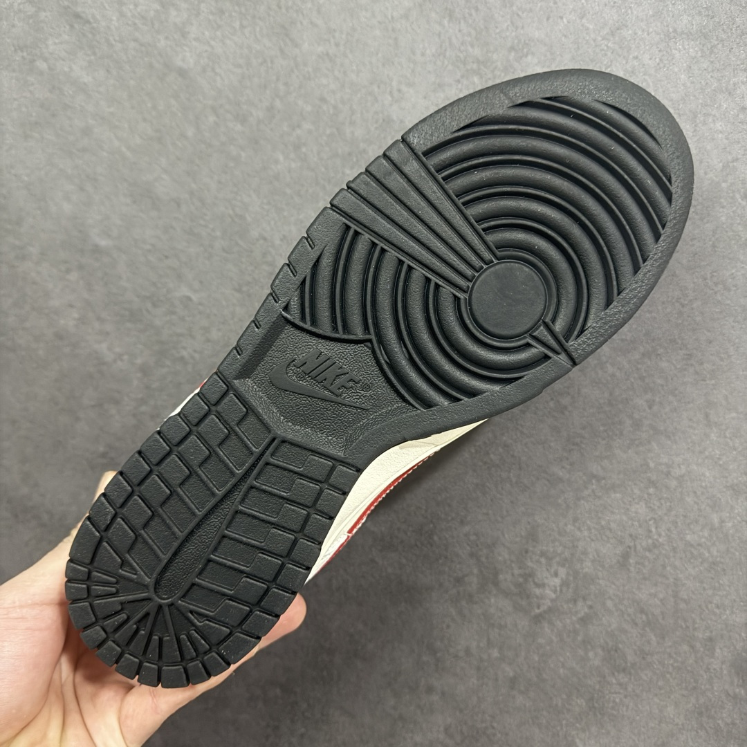 图片[9]-【定制版】马年限定SB Dunk Low直接美到开挂！灰白红撞色搭配细腻麂皮材质，质感高级到骨子里，鞋身纪梵希元素+回纹标设计超有腔调，马形金属吊坠更是点睛之笔，把新年氛围感拉满。经典低帮SB Dunk版型搭配软弹鞋垫，踩屎感在线还超显腿细，不管搭卫衣还是牛仔都能炸街，这款收藏穿搭双拿捏！ 货号：JP2026-112 尺码：36 36.5 37.5 38 38.5 39 40 40.5 41 42 42.5 43 44 44.5 45-选品中心