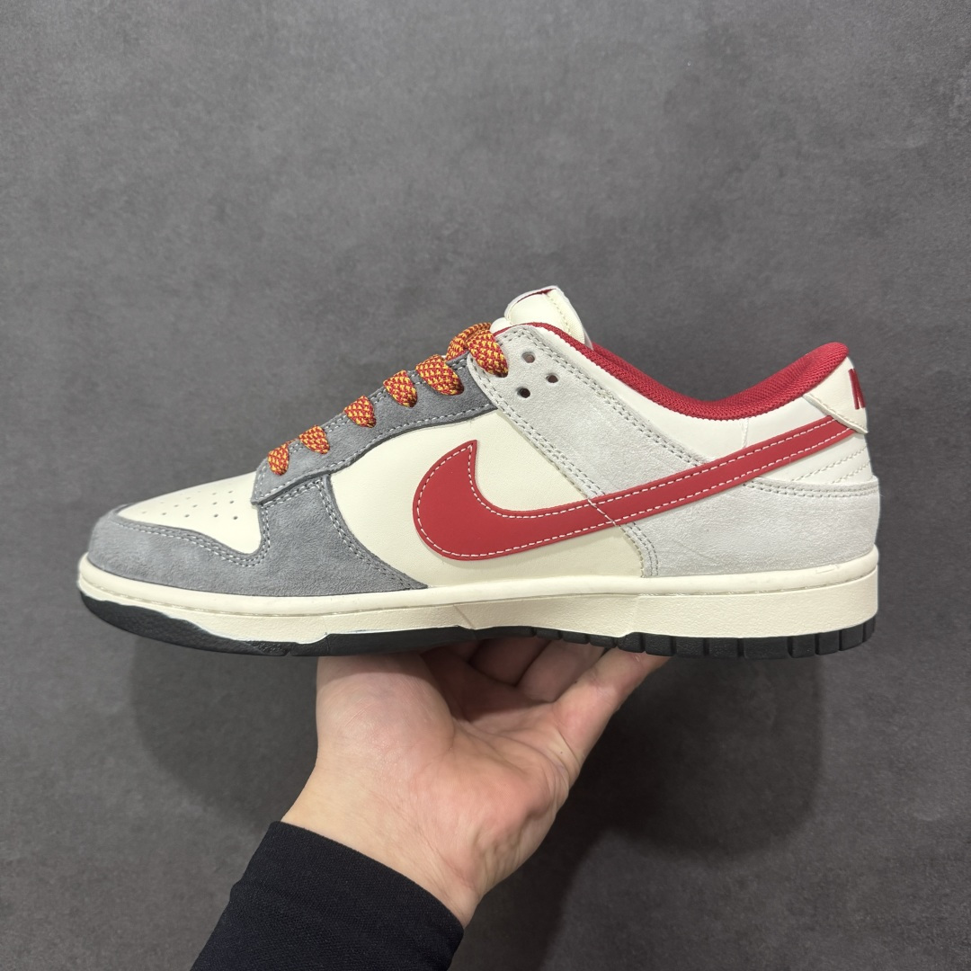 图片[2]-【定制版】马年限定SB Dunk Low直接美到开挂！灰白红撞色搭配细腻麂皮材质，质感高级到骨子里，鞋身纪梵希元素+回纹标设计超有腔调，马形金属吊坠更是点睛之笔，把新年氛围感拉满。经典低帮SB Dunk版型搭配软弹鞋垫，踩屎感在线还超显腿细，不管搭卫衣还是牛仔都能炸街，这款收藏穿搭双拿捏！ 货号：JP2026-112 尺码：36 36.5 37.5 38 38.5 39 40 40.5 41 42 42.5 43 44 44.5 45-选品中心