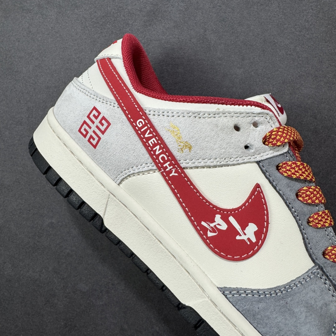 图片[6]-【定制版】马年限定SB Dunk Low直接美到开挂！灰白红撞色搭配细腻麂皮材质，质感高级到骨子里，鞋身纪梵希元素+回纹标设计超有腔调，马形金属吊坠更是点睛之笔，把新年氛围感拉满。经典低帮SB Dunk版型搭配软弹鞋垫，踩屎感在线还超显腿细，不管搭卫衣还是牛仔都能炸街，这款收藏穿搭双拿捏！ 货号：JP2026-112 尺码：36 36.5 37.5 38 38.5 39 40 40.5 41 42 42.5 43 44 44.5 45-选品中心
