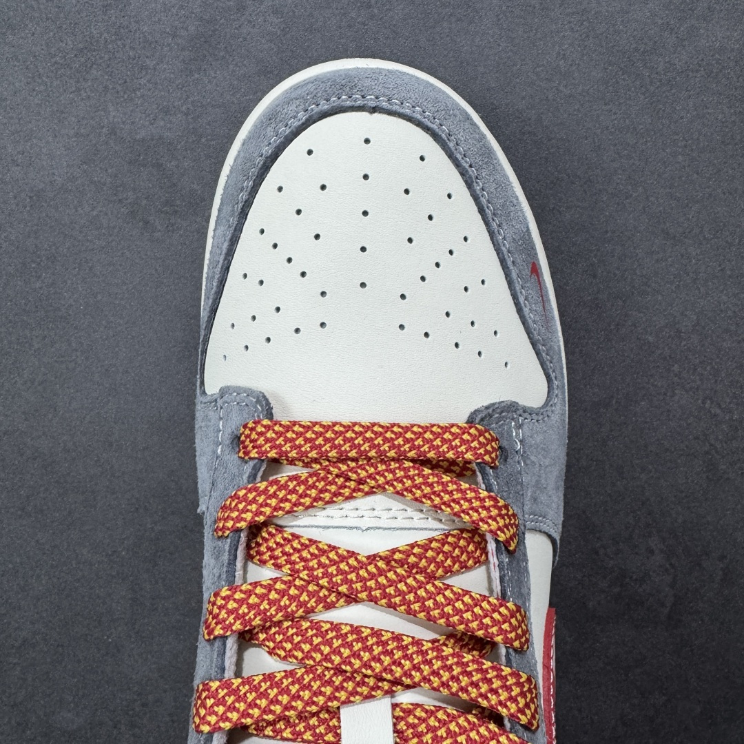 图片[8]-【定制版】马年限定SB Dunk Low直接美到开挂！灰白红撞色搭配细腻麂皮材质，质感高级到骨子里，鞋身纪梵希元素+回纹标设计超有腔调，马形金属吊坠更是点睛之笔，把新年氛围感拉满。经典低帮SB Dunk版型搭配软弹鞋垫，踩屎感在线还超显腿细，不管搭卫衣还是牛仔都能炸街，这款收藏穿搭双拿捏！ 货号：JP2026-112 尺码：36 36.5 37.5 38 38.5 39 40 40.5 41 42 42.5 43 44 44.5 45-选品中心