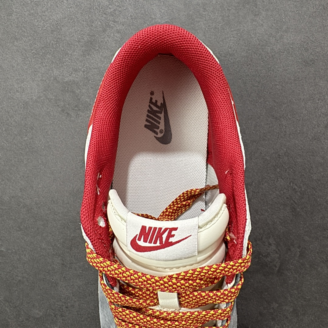 图片[7]-【定制版】马年限定SB Dunk Low直接美到开挂！灰白红撞色搭配细腻麂皮材质，质感高级到骨子里，鞋身纪梵希元素+回纹标设计超有腔调，马形金属吊坠更是点睛之笔，把新年氛围感拉满。经典低帮SB Dunk版型搭配软弹鞋垫，踩屎感在线还超显腿细，不管搭卫衣还是牛仔都能炸街，这款收藏穿搭双拿捏！ 货号：JP2026-112 尺码：36 36.5 37.5 38 38.5 39 40 40.5 41 42 42.5 43 44 44.5 45-选品中心