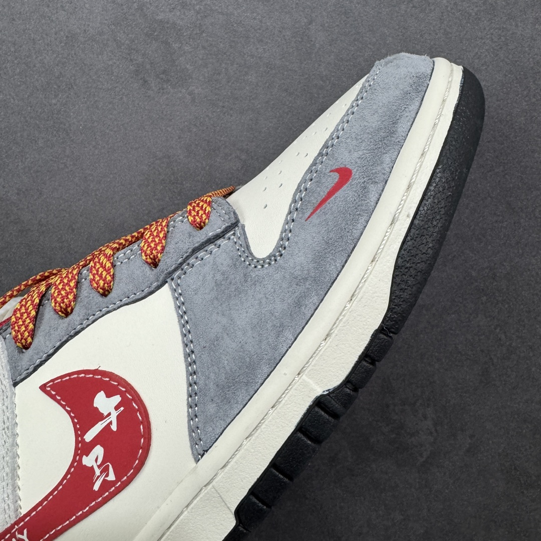 图片[5]-【定制版】马年限定SB Dunk Low直接美到开挂！灰白红撞色搭配细腻麂皮材质，质感高级到骨子里，鞋身纪梵希元素+回纹标设计超有腔调，马形金属吊坠更是点睛之笔，把新年氛围感拉满。经典低帮SB Dunk版型搭配软弹鞋垫，踩屎感在线还超显腿细，不管搭卫衣还是牛仔都能炸街，这款收藏穿搭双拿捏！ 货号：JP2026-112 尺码：36 36.5 37.5 38 38.5 39 40 40.5 41 42 42.5 43 44 44.5 45-选品中心
