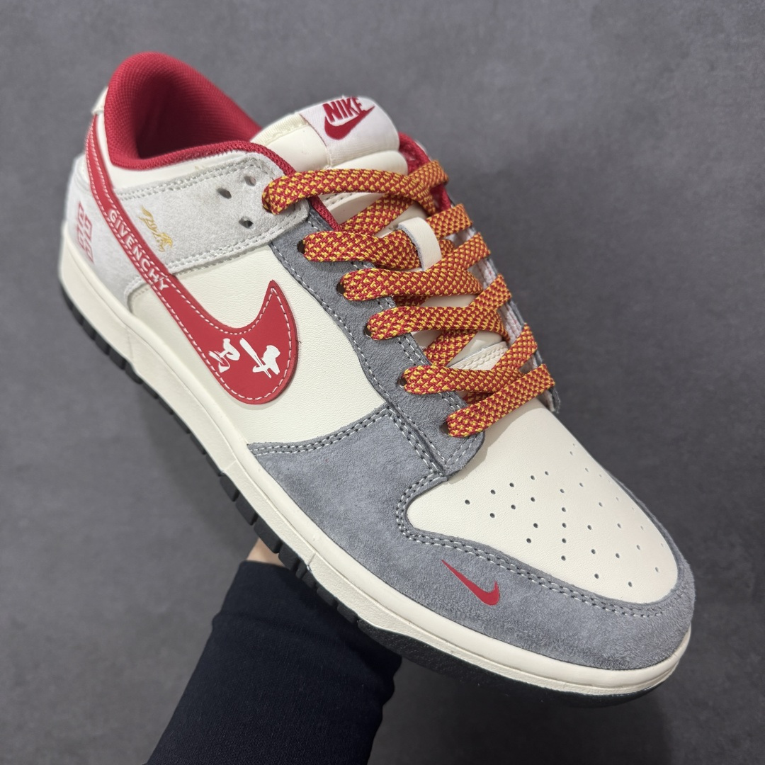 图片[3]-【定制版】马年限定SB Dunk Low直接美到开挂！灰白红撞色搭配细腻麂皮材质，质感高级到骨子里，鞋身纪梵希元素+回纹标设计超有腔调，马形金属吊坠更是点睛之笔，把新年氛围感拉满。经典低帮SB Dunk版型搭配软弹鞋垫，踩屎感在线还超显腿细，不管搭卫衣还是牛仔都能炸街，这款收藏穿搭双拿捏！ 货号：JP2026-112 尺码：36 36.5 37.5 38 38.5 39 40 40.5 41 42 42.5 43 44 44.5 45-选品中心