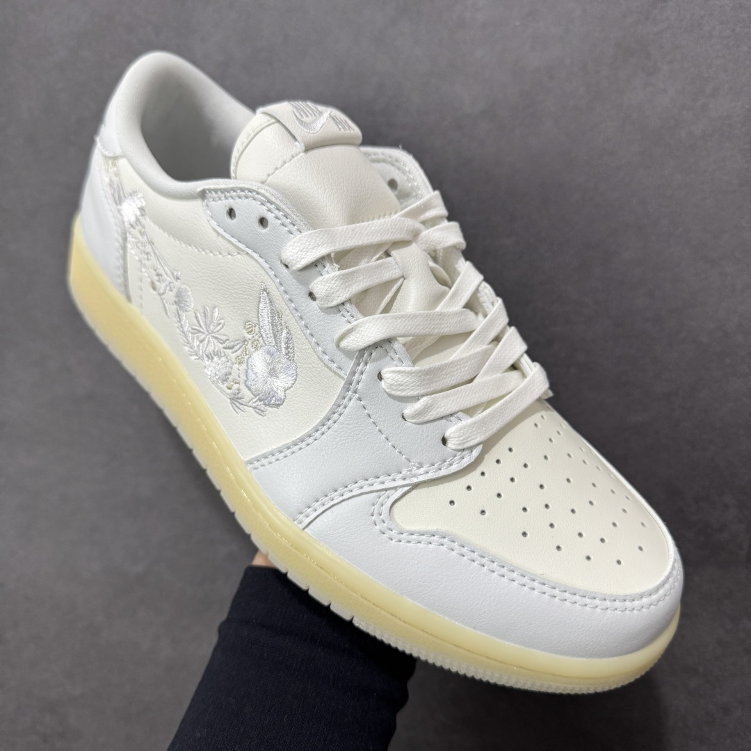 图片[3]-【H11版本】耐克Nike Air Jordan 1 AJ1经典复古经典低帮百搭文化篮球鞋”Floral Swoosh“ AJ1 乔1花朵刺绣 IF4391-100 公司级真标半码制#原档案原数据开发版型#采用荔枝纹头层皮革鞋面材质#原厂立体填充鞋舌海绵#中底注胶孔及缜密中底拉帮工艺#原数据开发模具大底 尺码：35.5 36 36.5 37.5 38 38.5 39 40 40.5 41 42 42.5 43 44 44.5 45 46 47.5 编码：H11B250260-选品中心
