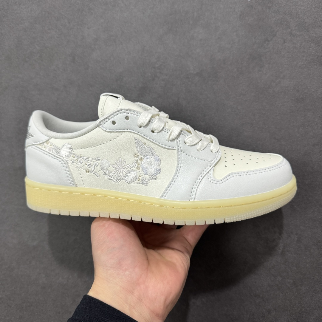 【H11版本】耐克Nike Air Jordan 1 AJ1经典复古经典低帮百搭文化篮球鞋”Floral Swoosh“ AJ1 乔1花朵刺绣 IF4391-100 公司级真标半码制#原档案原数据开发版型#采用荔枝纹头层皮革鞋面材质#原厂立体填充鞋舌海绵#中底注胶孔及缜密中底拉帮工艺#原数据开发模具大底 尺码：35.5 36 36.5 37.5 38 38.5 39 40 40.5 41 42 42.5 43 44 44.5 45 46 47.5 编码：H11B250260-选品中心