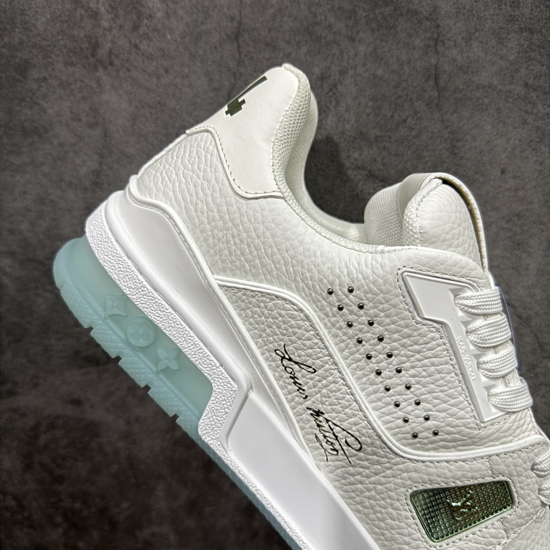 图片[7]-【YS纯原】广奢高端货 LOUIS VUITTON 路易威登 LV Trainer系列 ✦ 原楦原纸版开模，鞋型立体饱满 ✦ 零毛边、零溢胶、零线头瑕疵 ✦ 细节与原版一致 区分市面通货 ✦ 多层叠片＋电脑针车，针距密度一致 ✦ Monogram浮雕＋3D高频压纹 ✦ 多密度发泡中底：支撑回弹媲美专柜 ✦ 原装橡胶大底：含胶量高、纹路深、双拼接零偏差 ✦ ZP级原装包装：专柜款鞋盒＋防尘袋＋说明书 尺码：35-45-选品中心