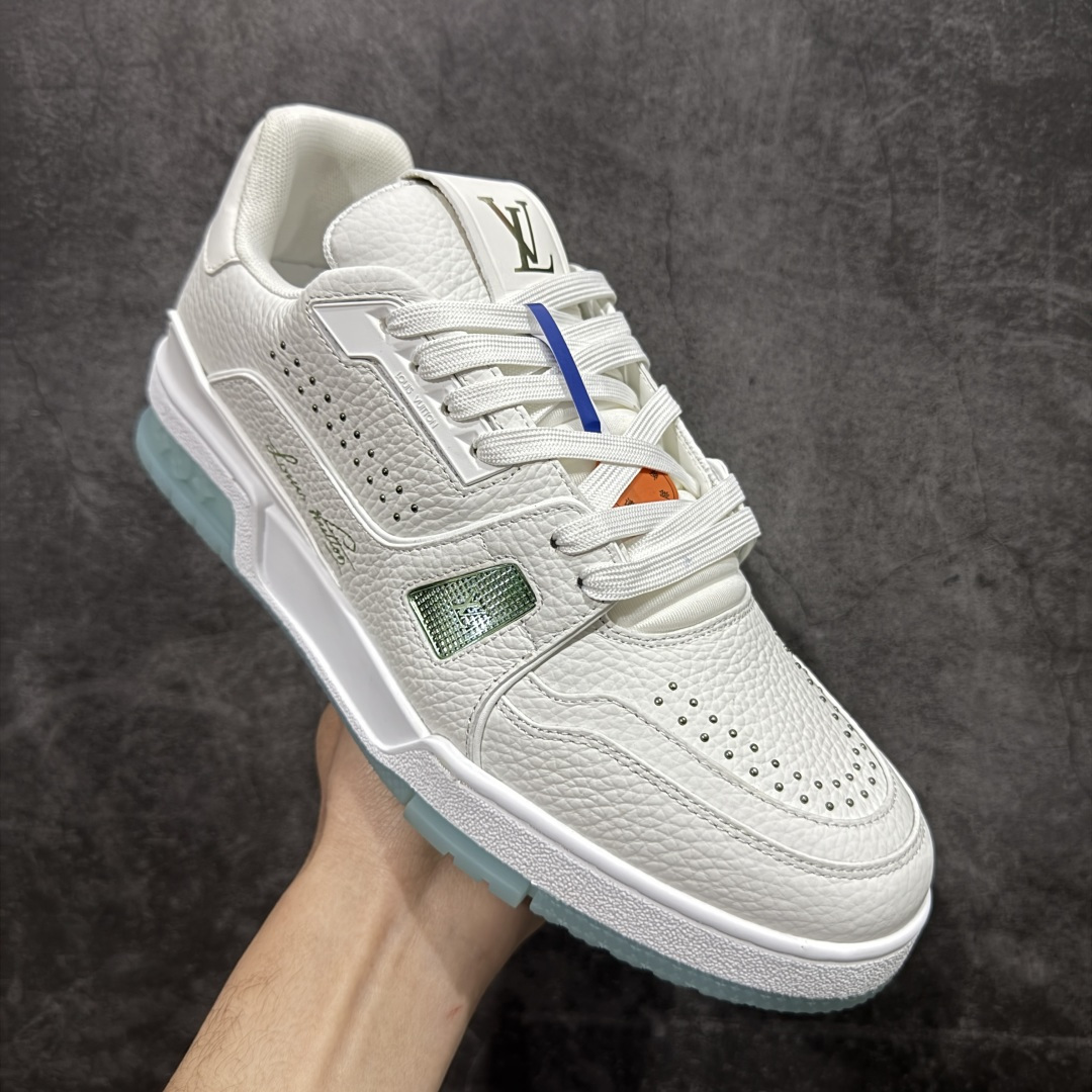 图片[3]-【YS纯原】广奢高端货 LOUIS VUITTON 路易威登 LV Trainer系列 ✦ 原楦原纸版开模，鞋型立体饱满 ✦ 零毛边、零溢胶、零线头瑕疵 ✦ 细节与原版一致 区分市面通货 ✦ 多层叠片＋电脑针车，针距密度一致 ✦ Monogram浮雕＋3D高频压纹 ✦ 多密度发泡中底：支撑回弹媲美专柜 ✦ 原装橡胶大底：含胶量高、纹路深、双拼接零偏差 ✦ ZP级原装包装：专柜款鞋盒＋防尘袋＋说明书 尺码：35-45-选品中心