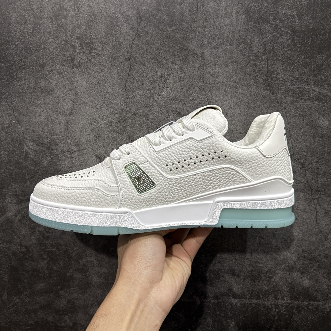 图片[2]-【YS纯原】广奢高端货 LOUIS VUITTON 路易威登 LV Trainer系列 ✦ 原楦原纸版开模，鞋型立体饱满 ✦ 零毛边、零溢胶、零线头瑕疵 ✦ 细节与原版一致 区分市面通货 ✦ 多层叠片＋电脑针车，针距密度一致 ✦ Monogram浮雕＋3D高频压纹 ✦ 多密度发泡中底：支撑回弹媲美专柜 ✦ 原装橡胶大底：含胶量高、纹路深、双拼接零偏差 ✦ ZP级原装包装：专柜款鞋盒＋防尘袋＋说明书 尺码：35-45-选品中心