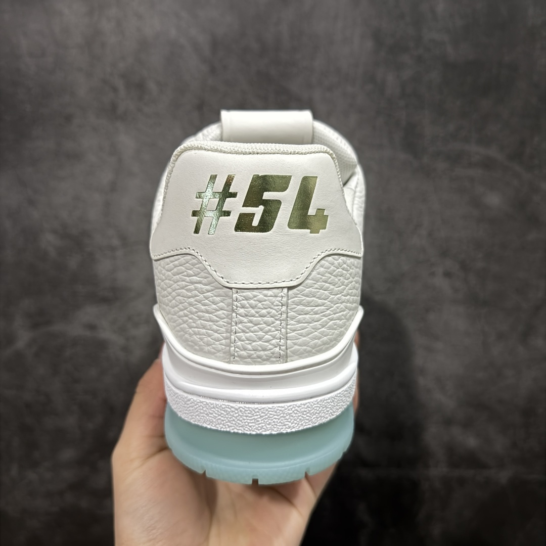 图片[4]-【YS纯原】广奢高端货 LOUIS VUITTON 路易威登 LV Trainer系列 ✦ 原楦原纸版开模，鞋型立体饱满 ✦ 零毛边、零溢胶、零线头瑕疵 ✦ 细节与原版一致 区分市面通货 ✦ 多层叠片＋电脑针车，针距密度一致 ✦ Monogram浮雕＋3D高频压纹 ✦ 多密度发泡中底：支撑回弹媲美专柜 ✦ 原装橡胶大底：含胶量高、纹路深、双拼接零偏差 ✦ ZP级原装包装：专柜款鞋盒＋防尘袋＋说明书 尺码：35-45-选品中心