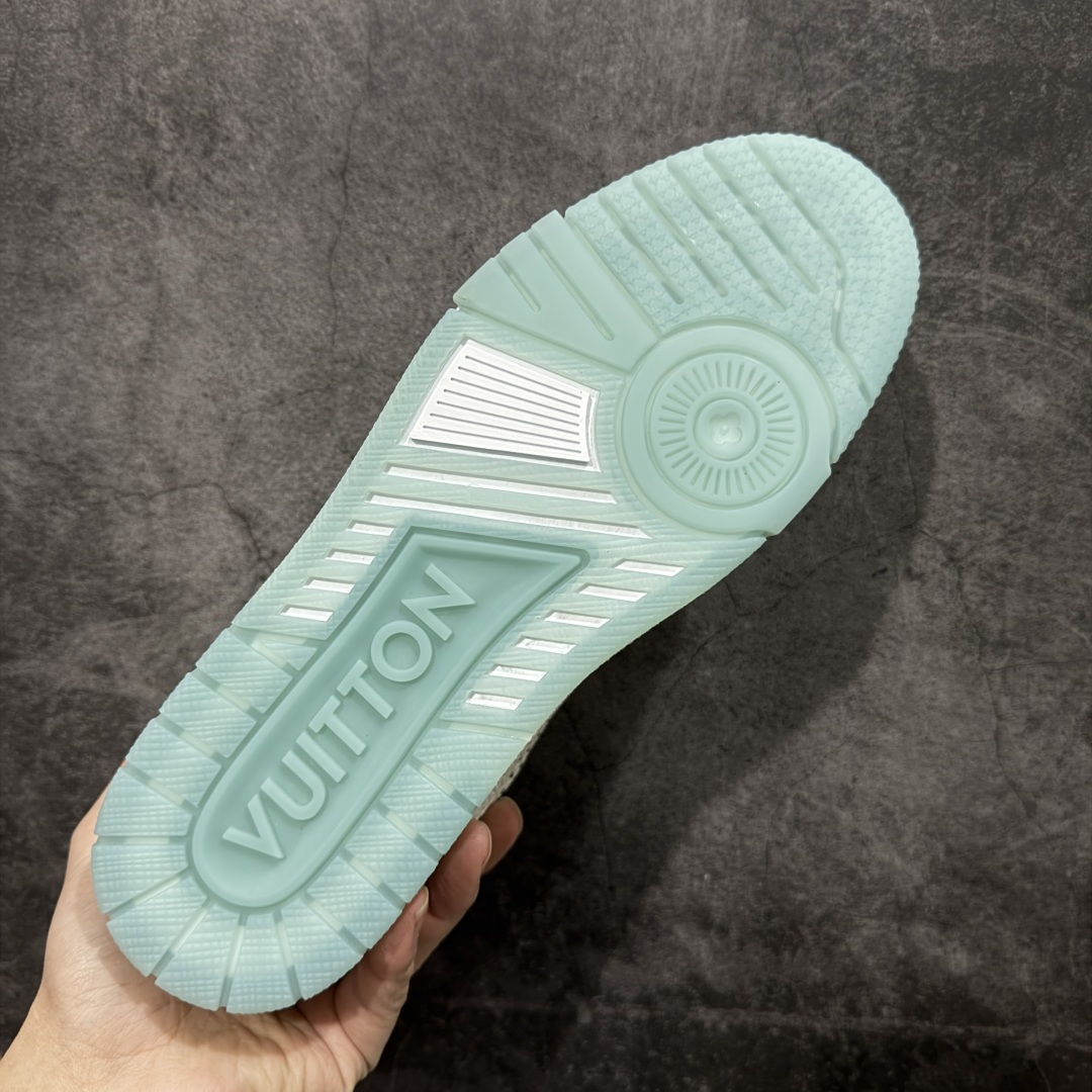 图片[9]-【YS纯原】广奢高端货 LOUIS VUITTON 路易威登 LV Trainer系列 ✦ 原楦原纸版开模，鞋型立体饱满 ✦ 零毛边、零溢胶、零线头瑕疵 ✦ 细节与原版一致 区分市面通货 ✦ 多层叠片＋电脑针车，针距密度一致 ✦ Monogram浮雕＋3D高频压纹 ✦ 多密度发泡中底：支撑回弹媲美专柜 ✦ 原装橡胶大底：含胶量高、纹路深、双拼接零偏差 ✦ ZP级原装包装：专柜款鞋盒＋防尘袋＋说明书 尺码：35-45-选品中心