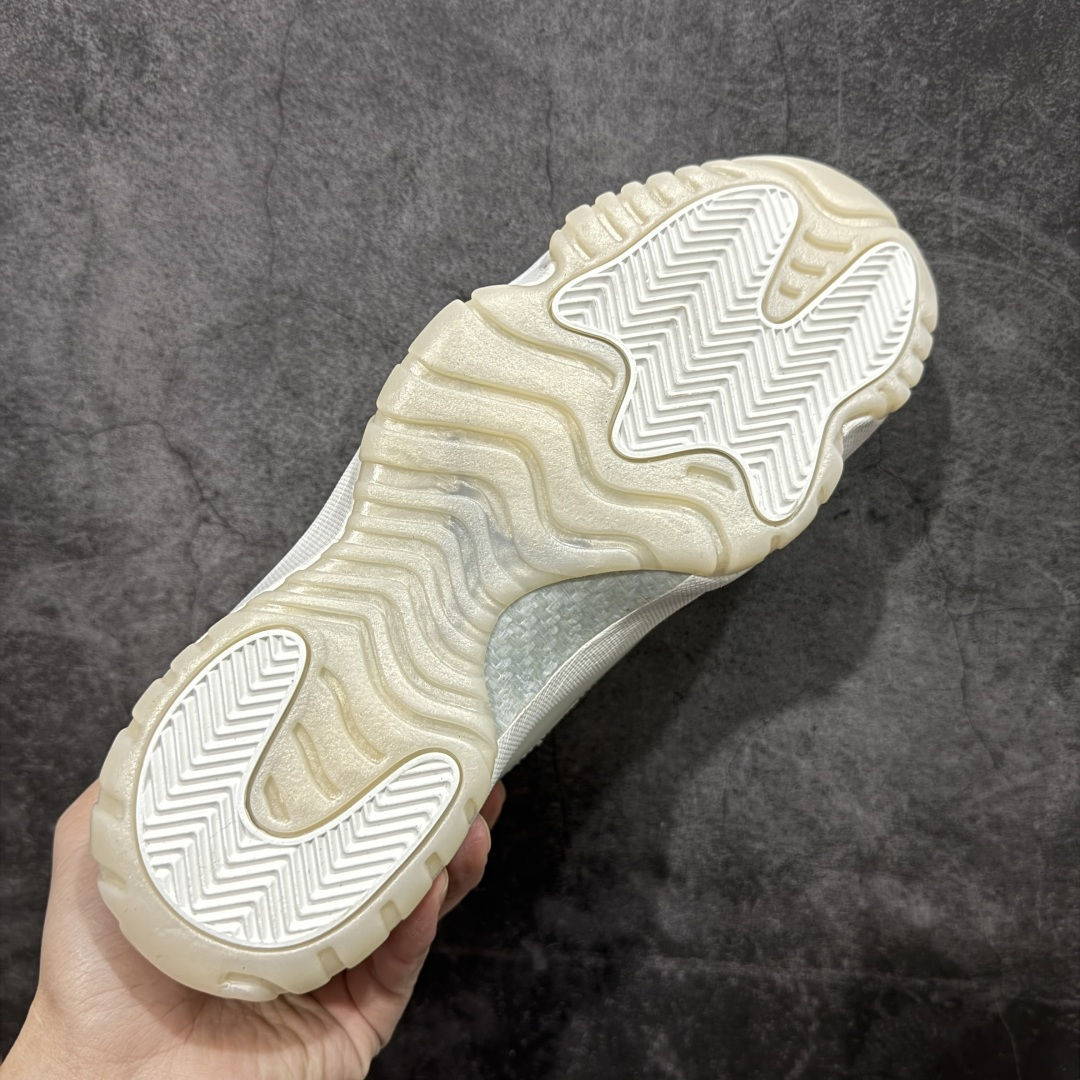 图片[9]-【KZ神版】Air Jordan 11 Retro \”Pearl\” AJ11 乔丹11代高帮珍珠白 货号：AR0715-110 市场中端王者 耗时半年巨作 全套原纸板楦头开发 确保原汁原味 完美呈现11代版型 此版本只针对中端市场 皮料材质有所更替 其他数据细节工艺流程均保持一致绝不口嗨 细节品控鞋型随意秒杀市面3XX 原楦原档案数据开模打造 原厂中底拉帮钢印 原厂进口漆皮 防冻不开裂 原装鞋撑 水晶大底正确色度色泽 原楦原数据刺绣 原厂车缝走线及对位 毫厘不差 飞人logo采用原数据电脑刺绣 原装正品碳纤维真实碳板 增强抗扭 原内标 原盒标 正确官方原盒 防氧化水晶外底 原厂配套全掌solo气垫 进口港宝加持 后跟自然饱满 全鞋荧光划线卡点 追求极致完美 每一双都是工艺品 多重QC质检 超越公司货的品控标准 实实在在的免检产品 尺码： 40 40.5 41 42 42.5 43 44 44.5 45 46 47.5-选品中心