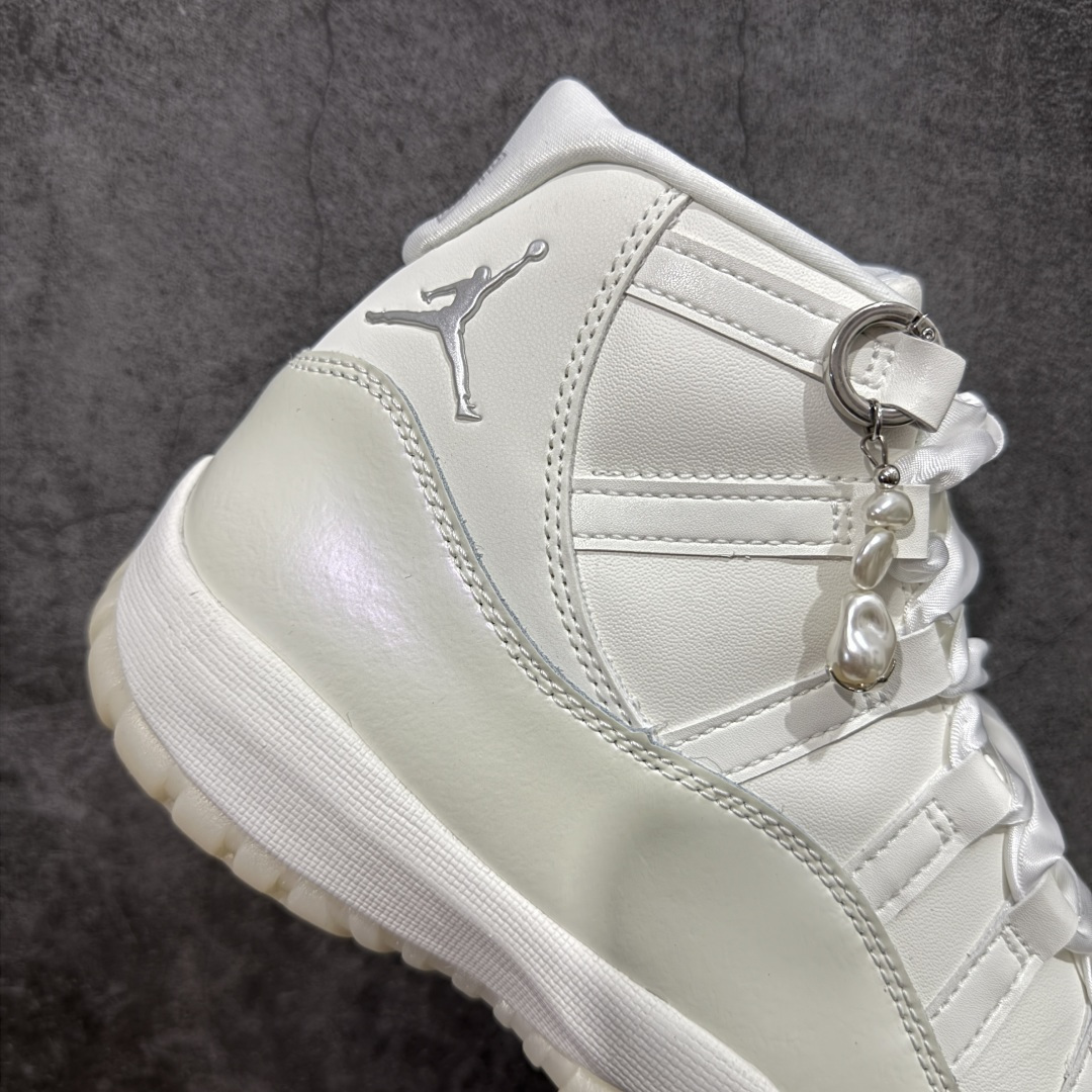图片[7]-【KZ神版】Air Jordan 11 Retro \”Pearl\” AJ11 乔丹11代高帮珍珠白 货号：AR0715-110 市场中端王者 耗时半年巨作 全套原纸板楦头开发 确保原汁原味 完美呈现11代版型 此版本只针对中端市场 皮料材质有所更替 其他数据细节工艺流程均保持一致绝不口嗨 细节品控鞋型随意秒杀市面3XX 原楦原档案数据开模打造 原厂中底拉帮钢印 原厂进口漆皮 防冻不开裂 原装鞋撑 水晶大底正确色度色泽 原楦原数据刺绣 原厂车缝走线及对位 毫厘不差 飞人logo采用原数据电脑刺绣 原装正品碳纤维真实碳板 增强抗扭 原内标 原盒标 正确官方原盒 防氧化水晶外底 原厂配套全掌solo气垫 进口港宝加持 后跟自然饱满 全鞋荧光划线卡点 追求极致完美 每一双都是工艺品 多重QC质检 超越公司货的品控标准 实实在在的免检产品 尺码： 40 40.5 41 42 42.5 43 44 44.5 45 46 47.5-选品中心