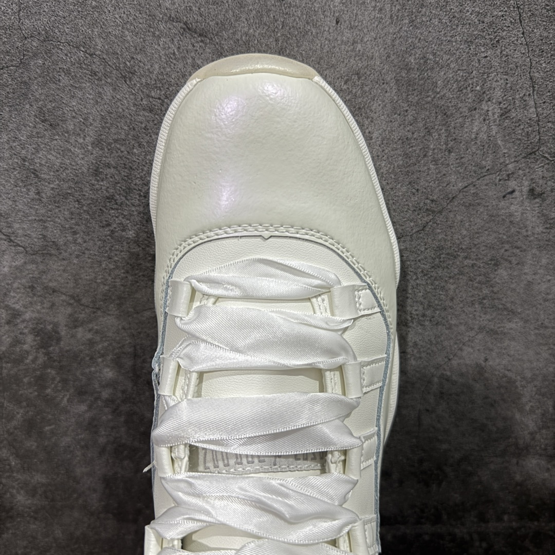 图片[5]-【KZ神版】Air Jordan 11 Retro \”Pearl\” AJ11 乔丹11代高帮珍珠白 货号：AR0715-110 市场中端王者 耗时半年巨作 全套原纸板楦头开发 确保原汁原味 完美呈现11代版型 此版本只针对中端市场 皮料材质有所更替 其他数据细节工艺流程均保持一致绝不口嗨 细节品控鞋型随意秒杀市面3XX 原楦原档案数据开模打造 原厂中底拉帮钢印 原厂进口漆皮 防冻不开裂 原装鞋撑 水晶大底正确色度色泽 原楦原数据刺绣 原厂车缝走线及对位 毫厘不差 飞人logo采用原数据电脑刺绣 原装正品碳纤维真实碳板 增强抗扭 原内标 原盒标 正确官方原盒 防氧化水晶外底 原厂配套全掌solo气垫 进口港宝加持 后跟自然饱满 全鞋荧光划线卡点 追求极致完美 每一双都是工艺品 多重QC质检 超越公司货的品控标准 实实在在的免检产品 尺码： 40 40.5 41 42 42.5 43 44 44.5 45 46 47.5-选品中心