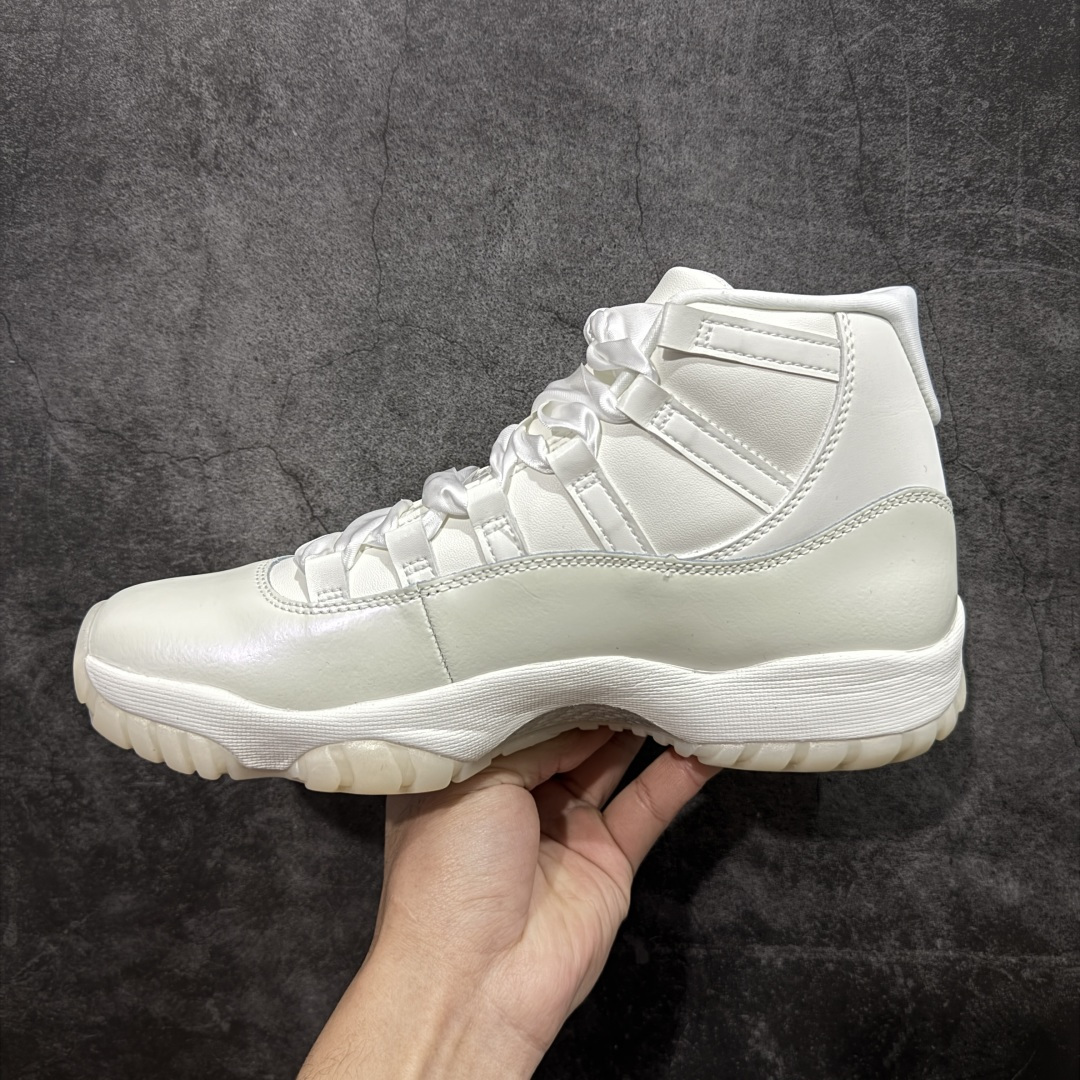 图片[2]-【KZ神版】Air Jordan 11 Retro \”Pearl\” AJ11 乔丹11代高帮珍珠白 货号：AR0715-110 市场中端王者 耗时半年巨作 全套原纸板楦头开发 确保原汁原味 完美呈现11代版型 此版本只针对中端市场 皮料材质有所更替 其他数据细节工艺流程均保持一致绝不口嗨 细节品控鞋型随意秒杀市面3XX 原楦原档案数据开模打造 原厂中底拉帮钢印 原厂进口漆皮 防冻不开裂 原装鞋撑 水晶大底正确色度色泽 原楦原数据刺绣 原厂车缝走线及对位 毫厘不差 飞人logo采用原数据电脑刺绣 原装正品碳纤维真实碳板 增强抗扭 原内标 原盒标 正确官方原盒 防氧化水晶外底 原厂配套全掌solo气垫 进口港宝加持 后跟自然饱满 全鞋荧光划线卡点 追求极致完美 每一双都是工艺品 多重QC质检 超越公司货的品控标准 实实在在的免检产品 尺码： 40 40.5 41 42 42.5 43 44 44.5 45 46 47.5-选品中心