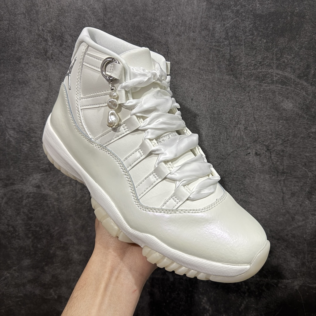 图片[3]-【KZ神版】Air Jordan 11 Retro \”Pearl\” AJ11 乔丹11代高帮珍珠白 货号：AR0715-110 市场中端王者 耗时半年巨作 全套原纸板楦头开发 确保原汁原味 完美呈现11代版型 此版本只针对中端市场 皮料材质有所更替 其他数据细节工艺流程均保持一致绝不口嗨 细节品控鞋型随意秒杀市面3XX 原楦原档案数据开模打造 原厂中底拉帮钢印 原厂进口漆皮 防冻不开裂 原装鞋撑 水晶大底正确色度色泽 原楦原数据刺绣 原厂车缝走线及对位 毫厘不差 飞人logo采用原数据电脑刺绣 原装正品碳纤维真实碳板 增强抗扭 原内标 原盒标 正确官方原盒 防氧化水晶外底 原厂配套全掌solo气垫 进口港宝加持 后跟自然饱满 全鞋荧光划线卡点 追求极致完美 每一双都是工艺品 多重QC质检 超越公司货的品控标准 实实在在的免检产品 尺码： 40 40.5 41 42 42.5 43 44 44.5 45 46 47.5-选品中心