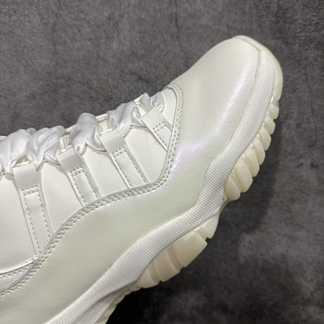 图片[6]-【KZ神版】Air Jordan 11 Retro \”Pearl\” AJ11 乔丹11代高帮珍珠白 货号：AR0715-110 市场中端王者 耗时半年巨作 全套原纸板楦头开发 确保原汁原味 完美呈现11代版型 此版本只针对中端市场 皮料材质有所更替 其他数据细节工艺流程均保持一致绝不口嗨 细节品控鞋型随意秒杀市面3XX 原楦原档案数据开模打造 原厂中底拉帮钢印 原厂进口漆皮 防冻不开裂 原装鞋撑 水晶大底正确色度色泽 原楦原数据刺绣 原厂车缝走线及对位 毫厘不差 飞人logo采用原数据电脑刺绣 原装正品碳纤维真实碳板 增强抗扭 原内标 原盒标 正确官方原盒 防氧化水晶外底 原厂配套全掌solo气垫 进口港宝加持 后跟自然饱满 全鞋荧光划线卡点 追求极致完美 每一双都是工艺品 多重QC质检 超越公司货的品控标准 实实在在的免检产品 尺码： 40 40.5 41 42 42.5 43 44 44.5 45 46 47.5-选品中心
