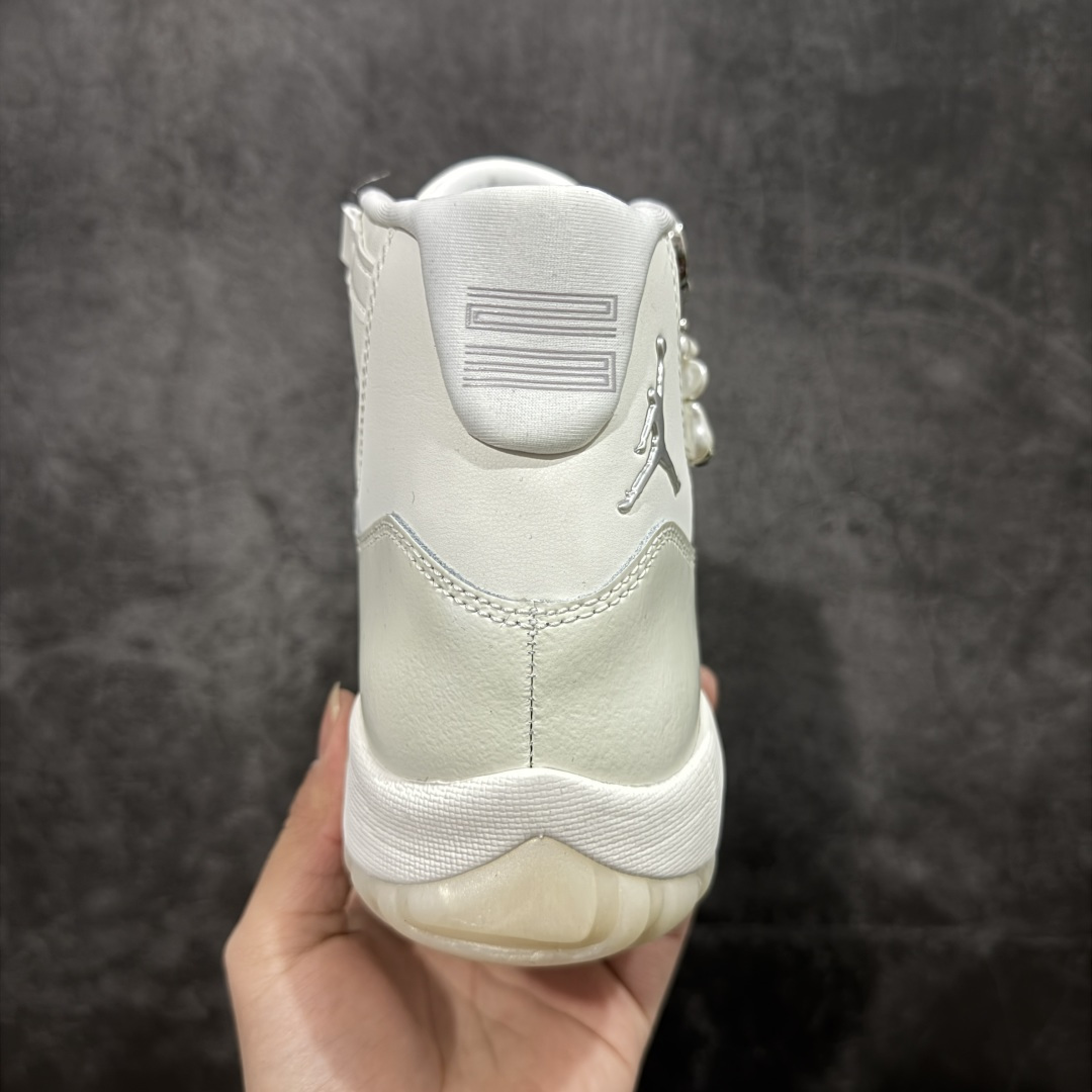 图片[4]-【KZ神版】Air Jordan 11 Retro \”Pearl\” AJ11 乔丹11代高帮珍珠白 货号：AR0715-110 市场中端王者 耗时半年巨作 全套原纸板楦头开发 确保原汁原味 完美呈现11代版型 此版本只针对中端市场 皮料材质有所更替 其他数据细节工艺流程均保持一致绝不口嗨 细节品控鞋型随意秒杀市面3XX 原楦原档案数据开模打造 原厂中底拉帮钢印 原厂进口漆皮 防冻不开裂 原装鞋撑 水晶大底正确色度色泽 原楦原数据刺绣 原厂车缝走线及对位 毫厘不差 飞人logo采用原数据电脑刺绣 原装正品碳纤维真实碳板 增强抗扭 原内标 原盒标 正确官方原盒 防氧化水晶外底 原厂配套全掌solo气垫 进口港宝加持 后跟自然饱满 全鞋荧光划线卡点 追求极致完美 每一双都是工艺品 多重QC质检 超越公司货的品控标准 实实在在的免检产品 尺码： 40 40.5 41 42 42.5 43 44 44.5 45 46 47.5-选品中心