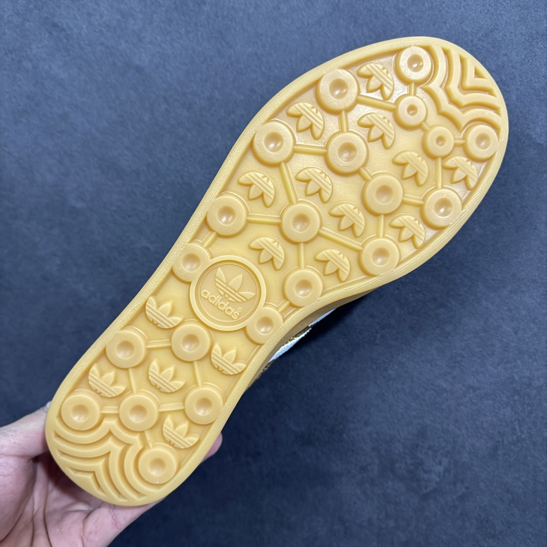 图片[9]-【公司级】Adidas originals Gazelle Indoor GL复古单品 自1960年代发售以来，“GAZELLE”系列凭借其古典复古魅力，一直备受喜爱。如今，该系列以最新潮流的“运动&少女”穿搭造型亮相，展示了其作为时尚单品的独特魅力。其设计注重脚的舒适度和时尚感，吸引了众多消费者的目光 货号：JR1266 尺码：35.5 36 36.5 37 38 38.5 39 40 40.5 41 42 42.5 43 44 45-选品中心