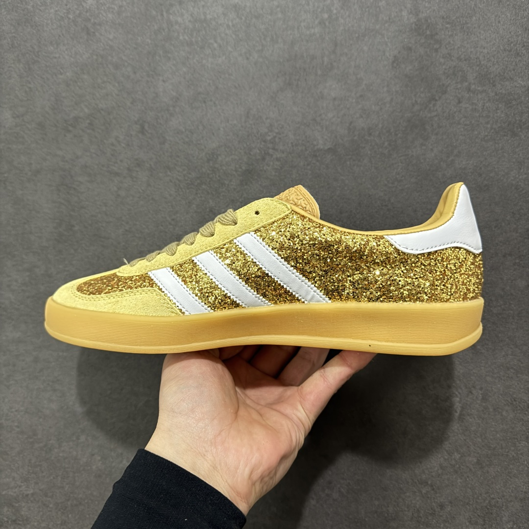 图片[2]-【公司级】Adidas originals Gazelle Indoor GL复古单品 自1960年代发售以来，“GAZELLE”系列凭借其古典复古魅力，一直备受喜爱。如今，该系列以最新潮流的“运动&少女”穿搭造型亮相，展示了其作为时尚单品的独特魅力。其设计注重脚的舒适度和时尚感，吸引了众多消费者的目光 货号：JR1266 尺码：35.5 36 36.5 37 38 38.5 39 40 40.5 41 42 42.5 43 44 45-选品中心