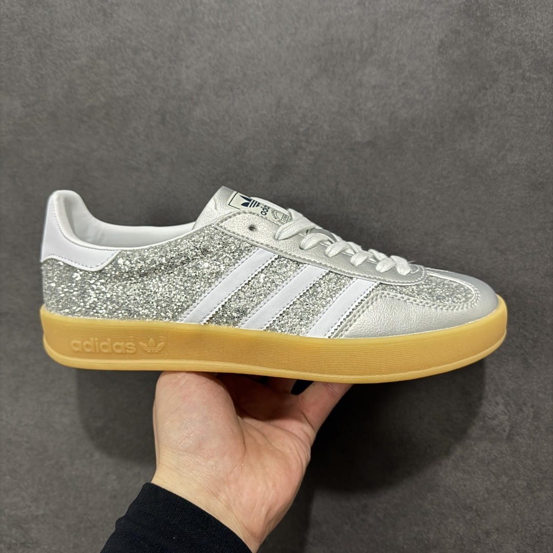 【公司级】Adidas originals Gazelle Indoor GL复古单品 自1960年代发售以来，“GAZELLE”系列凭借其古典复古魅力，一直备受喜爱。如今，该系列以最新潮流的“运动&少女”穿搭造型亮相，展示了其作为时尚单品的独特魅力。其设计注重脚的舒适度和时尚感，吸引了众多消费者的目光 货号：JR1288 尺码：35.5 36 36.5 37 38 38.5 39 40 40.5 41 42 42.5 43 44 45-选品中心