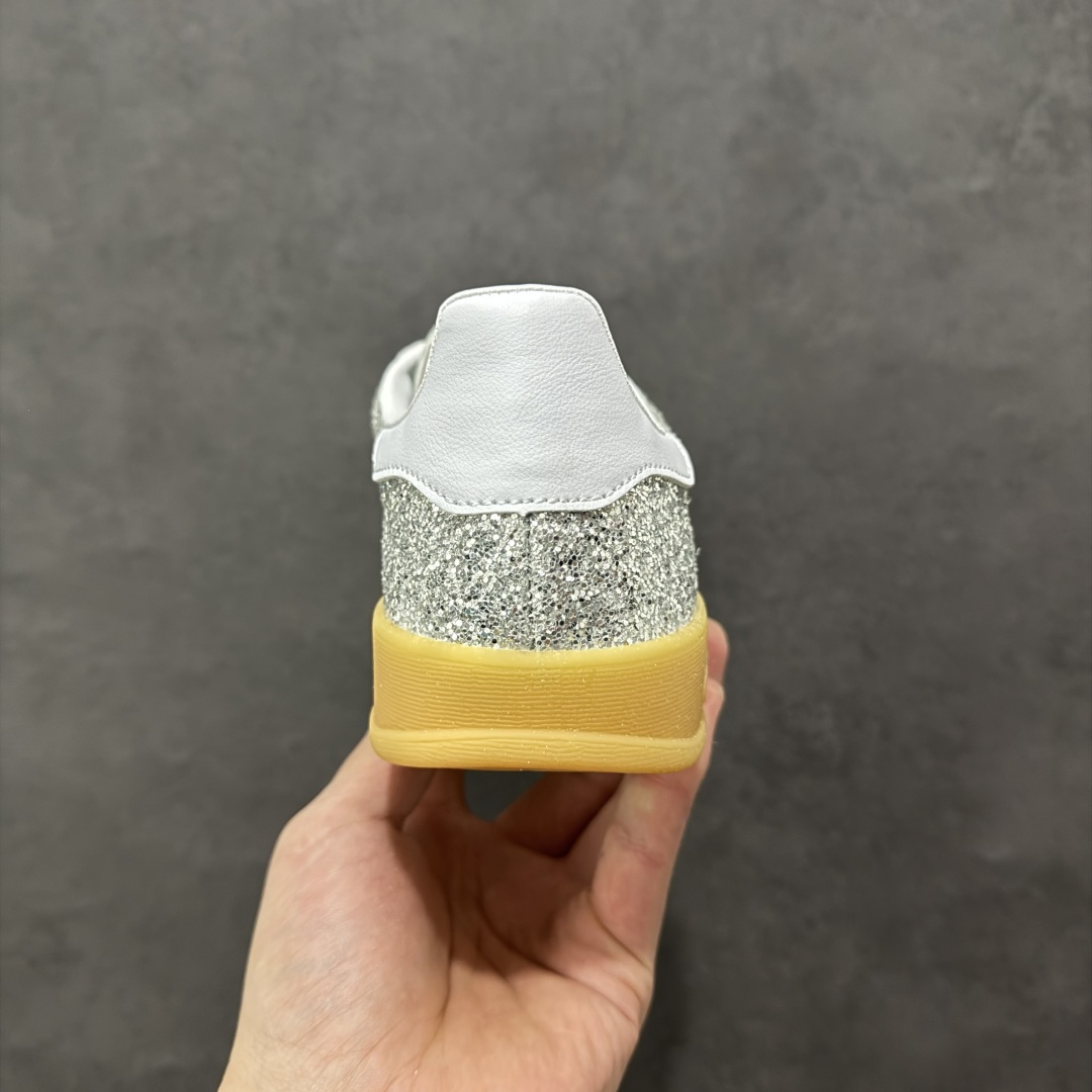 图片[4]-【公司级】Adidas originals Gazelle Indoor GL复古单品 自1960年代发售以来，“GAZELLE”系列凭借其古典复古魅力，一直备受喜爱。如今，该系列以最新潮流的“运动&少女”穿搭造型亮相，展示了其作为时尚单品的独特魅力。其设计注重脚的舒适度和时尚感，吸引了众多消费者的目光 货号：JR1288 尺码：35.5 36 36.5 37 38 38.5 39 40 40.5 41 42 42.5 43 44 45-选品中心