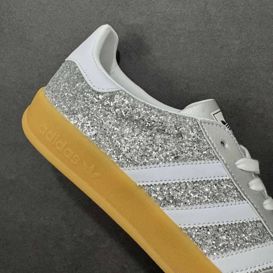 图片[6]-【公司级】Adidas originals Gazelle Indoor GL复古单品 自1960年代发售以来，“GAZELLE”系列凭借其古典复古魅力，一直备受喜爱。如今，该系列以最新潮流的“运动&少女”穿搭造型亮相，展示了其作为时尚单品的独特魅力。其设计注重脚的舒适度和时尚感，吸引了众多消费者的目光 货号：JR1288 尺码：35.5 36 36.5 37 38 38.5 39 40 40.5 41 42 42.5 43 44 45-选品中心