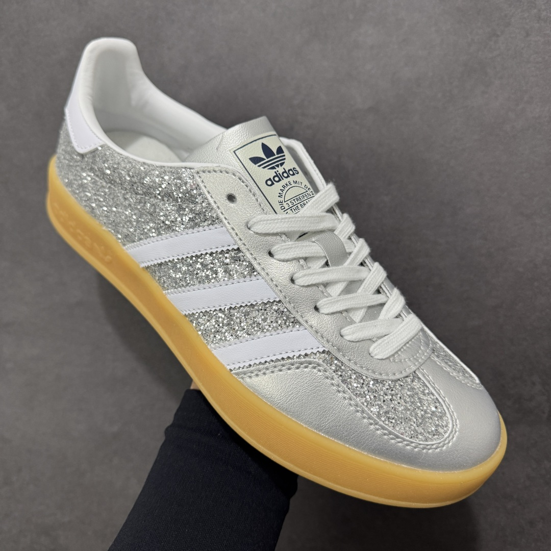 图片[3]-【公司级】Adidas originals Gazelle Indoor GL复古单品 自1960年代发售以来，“GAZELLE”系列凭借其古典复古魅力，一直备受喜爱。如今，该系列以最新潮流的“运动&少女”穿搭造型亮相，展示了其作为时尚单品的独特魅力。其设计注重脚的舒适度和时尚感，吸引了众多消费者的目光 货号：JR1288 尺码：35.5 36 36.5 37 38 38.5 39 40 40.5 41 42 42.5 43 44 45-选品中心