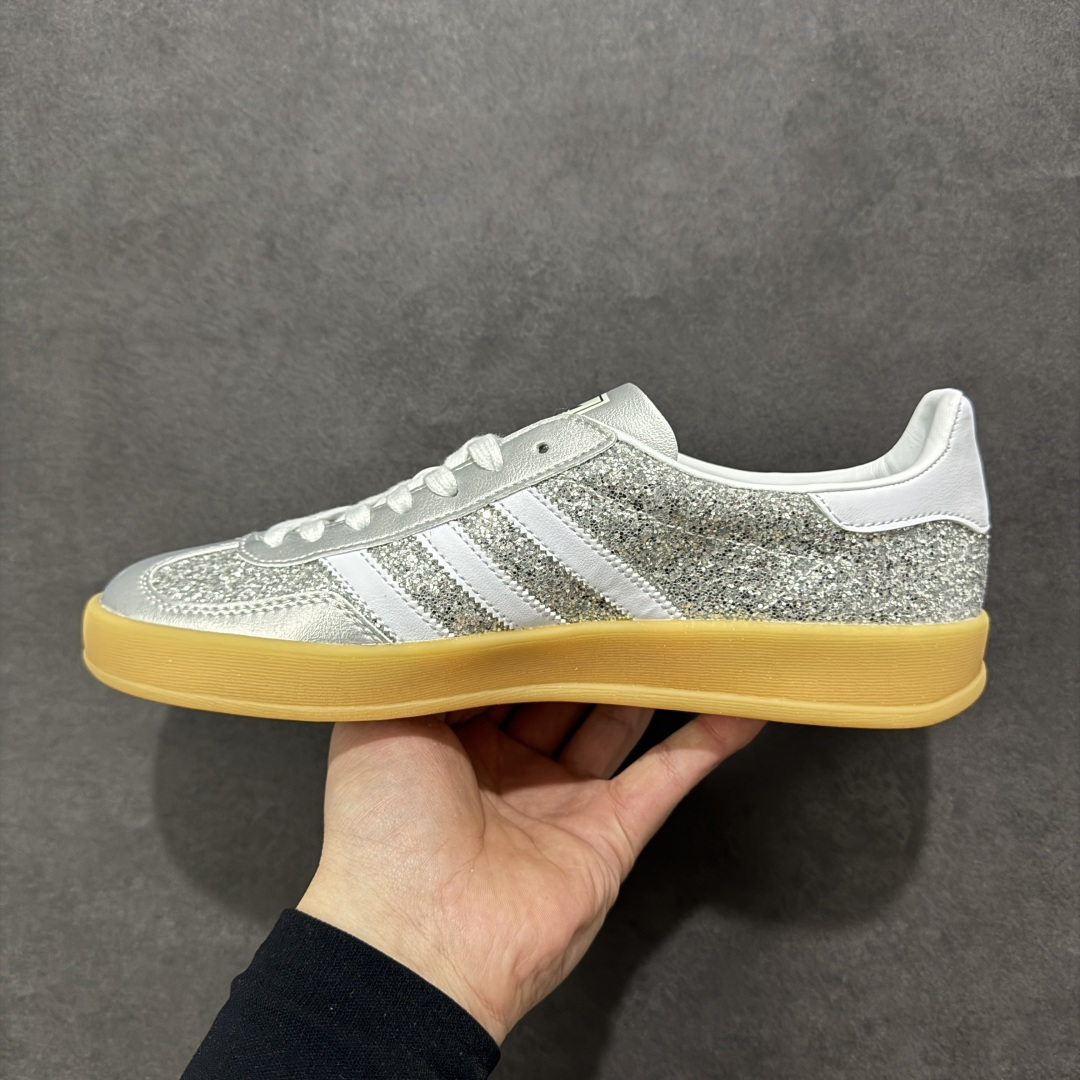 图片[2]-【公司级】Adidas originals Gazelle Indoor GL复古单品 自1960年代发售以来，“GAZELLE”系列凭借其古典复古魅力，一直备受喜爱。如今，该系列以最新潮流的“运动&少女”穿搭造型亮相，展示了其作为时尚单品的独特魅力。其设计注重脚的舒适度和时尚感，吸引了众多消费者的目光 货号：JR1288 尺码：35.5 36 36.5 37 38 38.5 39 40 40.5 41 42 42.5 43 44 45-选品中心