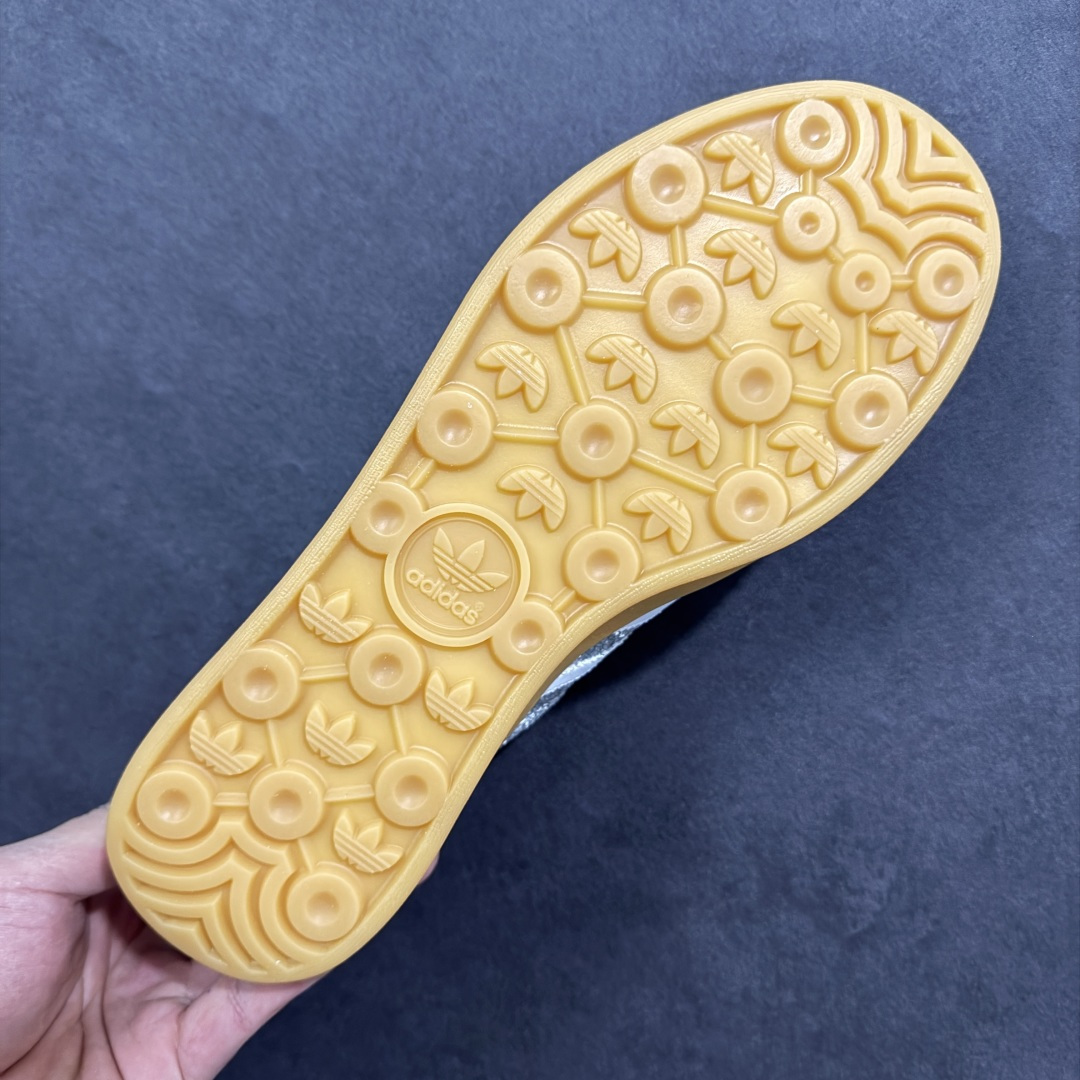 图片[9]-【公司级】Adidas originals Gazelle Indoor GL复古单品 自1960年代发售以来，“GAZELLE”系列凭借其古典复古魅力，一直备受喜爱。如今，该系列以最新潮流的“运动&少女”穿搭造型亮相，展示了其作为时尚单品的独特魅力。其设计注重脚的舒适度和时尚感，吸引了众多消费者的目光 货号：JR1288 尺码：35.5 36 36.5 37 38 38.5 39 40 40.5 41 42 42.5 43 44 45-选品中心