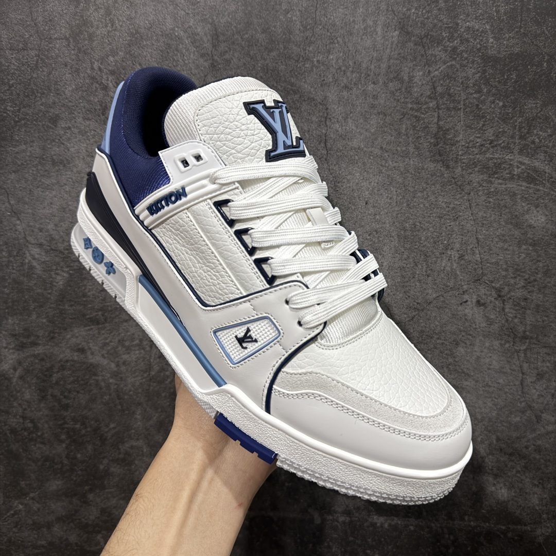 图片[3]-【天花板/Goat版】 市场最强版 没有之一的存在💪🏻 Louis Vuitton LV Trainer 系列全新版上架 手里有正品的可以对比下🆚懂货的看细节‼️ 此版品质是市场从未达到的新高度！ 整体版型 皮料 牛仔布的色差 压花纹路清晰度 后跟版型等等 都可以自行对比[机智]吊打市场所有货，怒甩十条街的那种，直接来正品对比图🆚，欢迎拿市场各大工厂的货来对比！ 尺码：35-45码-选品中心