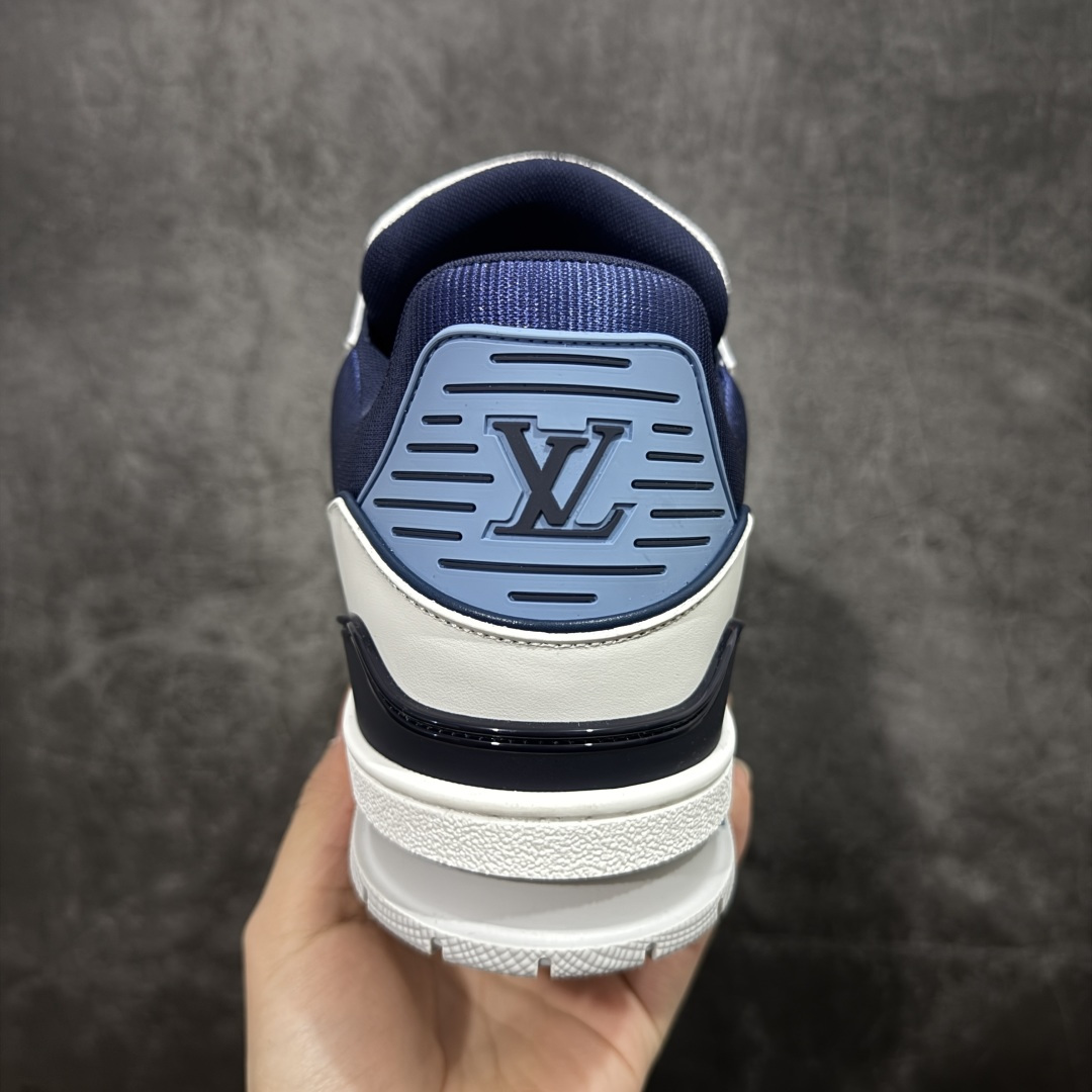 图片[4]-【天花板/Goat版】 市场最强版 没有之一的存在💪🏻 Louis Vuitton LV Trainer 系列全新版上架 手里有正品的可以对比下🆚懂货的看细节‼️ 此版品质是市场从未达到的新高度！ 整体版型 皮料 牛仔布的色差 压花纹路清晰度 后跟版型等等 都可以自行对比[机智]吊打市场所有货，怒甩十条街的那种，直接来正品对比图🆚，欢迎拿市场各大工厂的货来对比！ 尺码：35-45码-选品中心