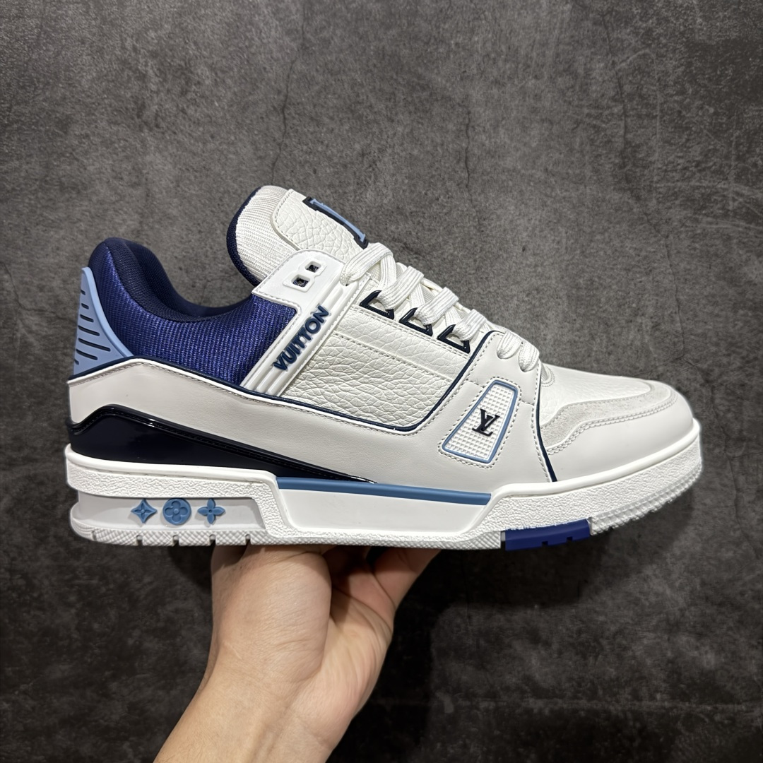 【天花板/Goat版】 市场最强版 没有之一的存在💪🏻 Louis Vuitton LV Trainer 系列全新版上架 手里有正品的可以对比下🆚懂货的看细节‼️ 此版品质是市场从未达到的新高度！ 整体版型 皮料 牛仔布的色差 压花纹路清晰度 后跟版型等等 都可以自行对比[机智]吊打市场所有货，怒甩十条街的那种，直接来正品对比图🆚，欢迎拿市场各大工厂的货来对比！ 尺码：35-45码-选品中心