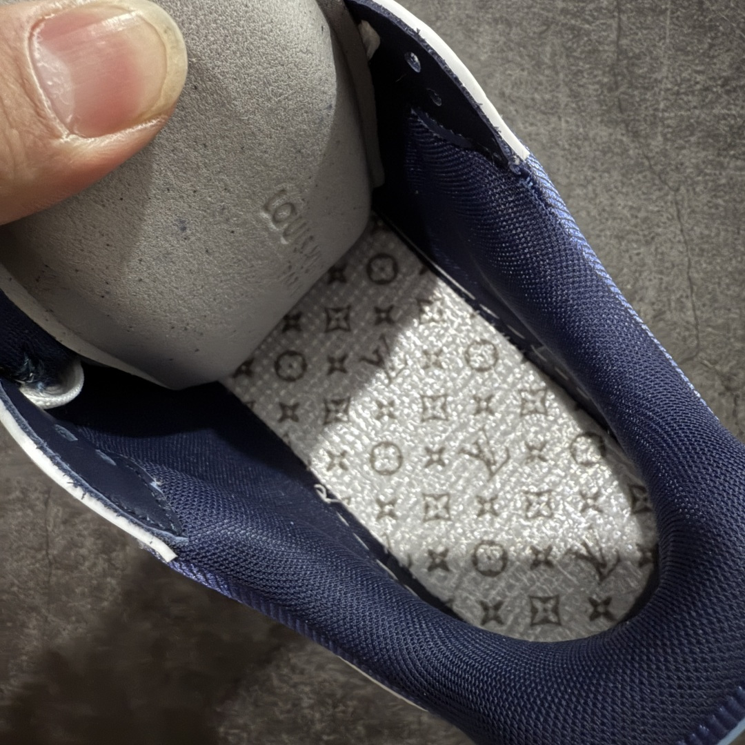 图片[9]-【天花板/Goat版】 市场最强版 没有之一的存在💪🏻 Louis Vuitton LV Trainer 系列全新版上架 手里有正品的可以对比下🆚懂货的看细节‼️ 此版品质是市场从未达到的新高度！ 整体版型 皮料 牛仔布的色差 压花纹路清晰度 后跟版型等等 都可以自行对比[机智]吊打市场所有货，怒甩十条街的那种，直接来正品对比图🆚，欢迎拿市场各大工厂的货来对比！ 尺码：35-45码-选品中心