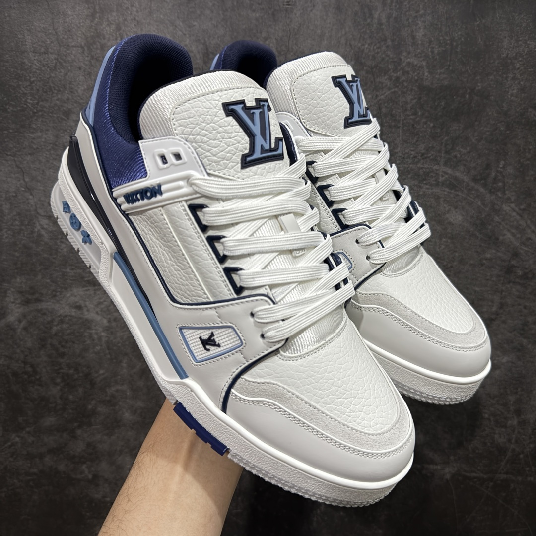 【天花板/Goat版】 市场最强版 没有之一的存在💪🏻 Louis Vuitton LV Trainer 系列全新版上架 手里有正品的可以对比下🆚懂货的看细节‼️ 此版品质是市场从未达到的新高度！ 整体版型 皮料 牛仔布的色差 压花纹路清晰度 后跟版型等等 都可以自行对比[机智]吊打市场所有货，怒甩十条街的那种，直接来正品对比图🆚，欢迎拿市场各大工厂的货来对比！ 尺码：35-45码-选品中心