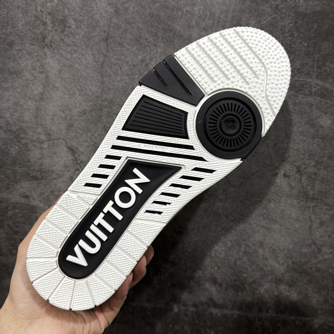 图片[9]-【天花板/Goat版】 市场最强版 没有之一的存在💪🏻 Louis Vuitton LV Trainer 系列全新版上架 手里有正品的可以对比下🆚懂货的看细节‼️ 此版品质是市场从未达到的新高度！ 整体版型 皮料 牛仔布的色差 压花纹路清晰度 后跟版型等等 都可以自行对比[机智]吊打市场所有货，怒甩十条街的那种，直接来正品对比图🆚，欢迎拿市场各大工厂的货来对比！ 尺码：35-45码-选品中心