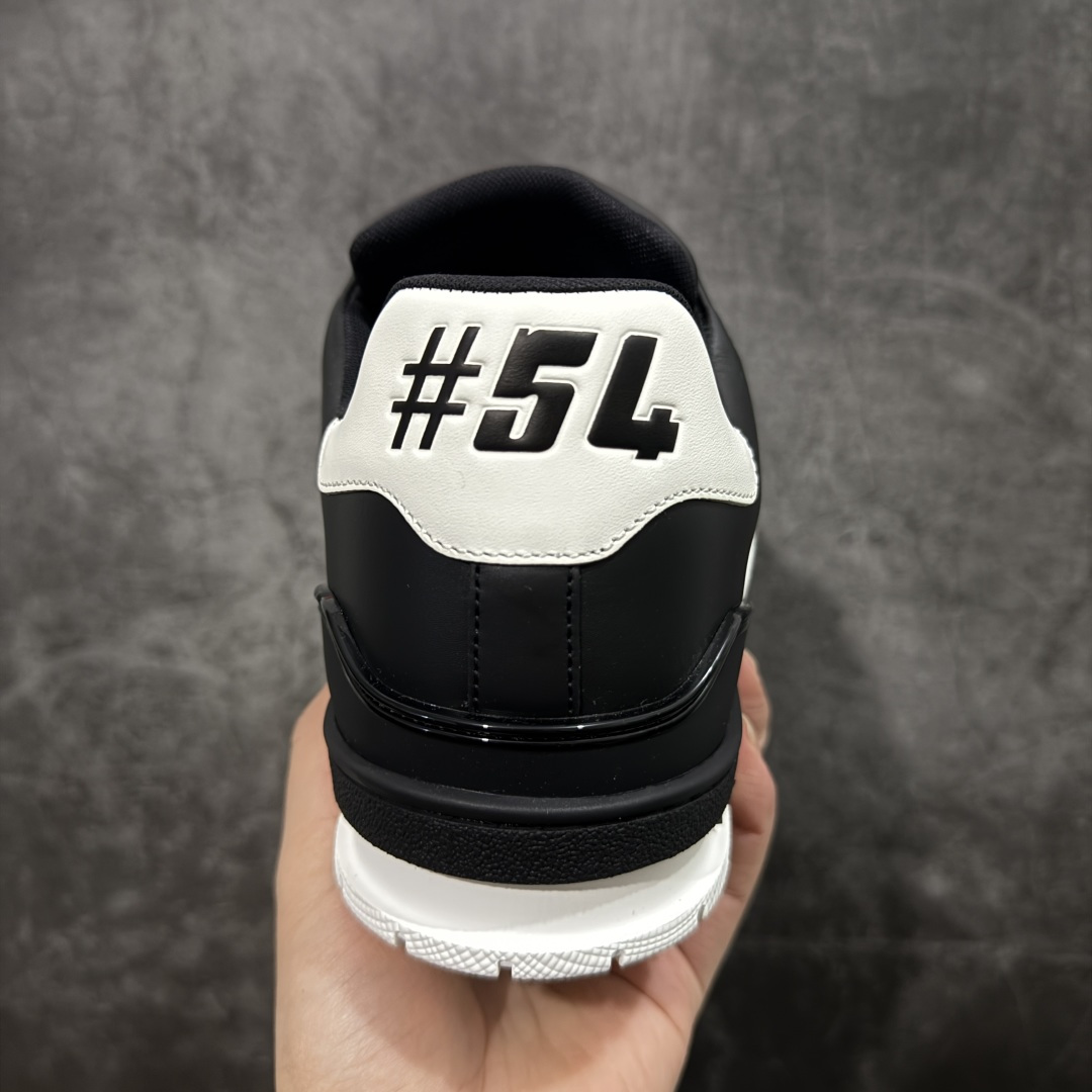 图片[4]-【天花板/Goat版】 市场最强版 没有之一的存在💪🏻 Louis Vuitton LV Trainer 系列全新版上架 手里有正品的可以对比下🆚懂货的看细节‼️ 此版品质是市场从未达到的新高度！ 整体版型 皮料 牛仔布的色差 压花纹路清晰度 后跟版型等等 都可以自行对比[机智]吊打市场所有货，怒甩十条街的那种，直接来正品对比图🆚，欢迎拿市场各大工厂的货来对比！ 尺码：35-45码-选品中心