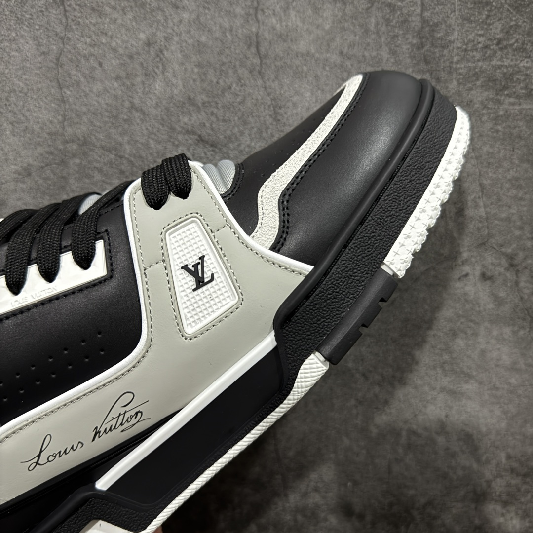 图片[6]-【天花板/Goat版】 市场最强版 没有之一的存在💪🏻 Louis Vuitton LV Trainer 系列全新版上架 手里有正品的可以对比下🆚懂货的看细节‼️ 此版品质是市场从未达到的新高度！ 整体版型 皮料 牛仔布的色差 压花纹路清晰度 后跟版型等等 都可以自行对比[机智]吊打市场所有货，怒甩十条街的那种，直接来正品对比图🆚，欢迎拿市场各大工厂的货来对比！ 尺码：35-45码-选品中心