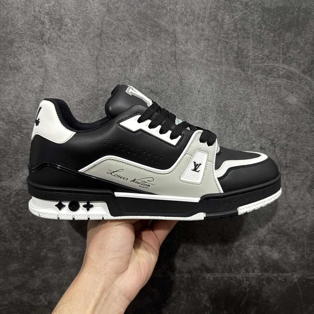 【天花板/Goat版】 市场最强版 没有之一的存在💪🏻 Louis Vuitton LV Trainer 系列全新版上架 手里有正品的可以对比下🆚懂货的看细节‼️ 此版品质是市场从未达到的新高度！ 整体版型 皮料 牛仔布的色差 压花纹路清晰度 后跟版型等等 都可以自行对比[机智]吊打市场所有货，怒甩十条街的那种，直接来正品对比图🆚，欢迎拿市场各大工厂的货来对比！ 尺码：35-45码-选品中心