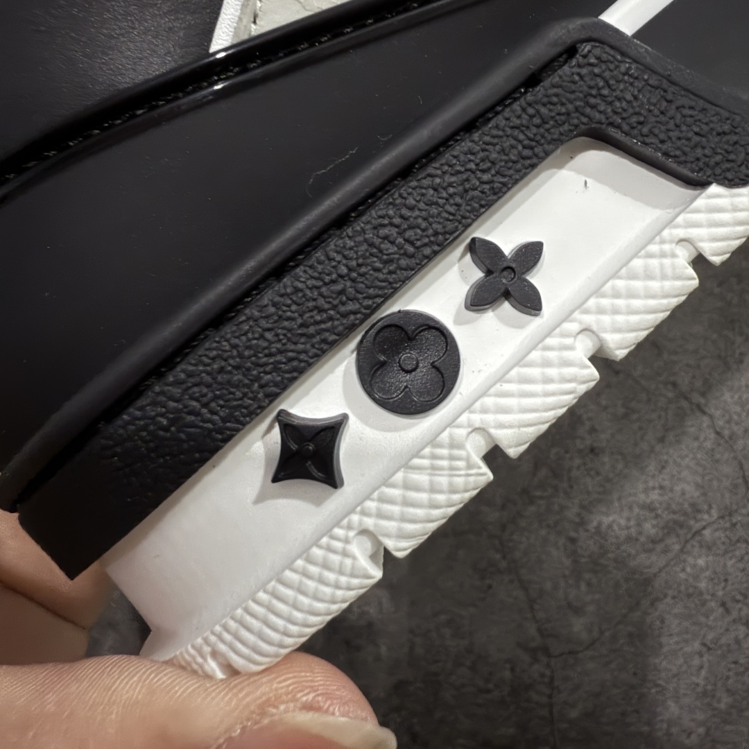 图片[3]-【天花板/Goat版】 市场最强版 没有之一的存在💪🏻 Louis Vuitton LV Trainer 系列全新版上架 手里有正品的可以对比下🆚懂货的看细节‼️ 此版品质是市场从未达到的新高度！ 整体版型 皮料 牛仔布的色差 压花纹路清晰度 后跟版型等等 都可以自行对比[机智]吊打市场所有货，怒甩十条街的那种，直接来正品对比图🆚，欢迎拿市场各大工厂的货来对比！ 尺码：35-45码-选品中心