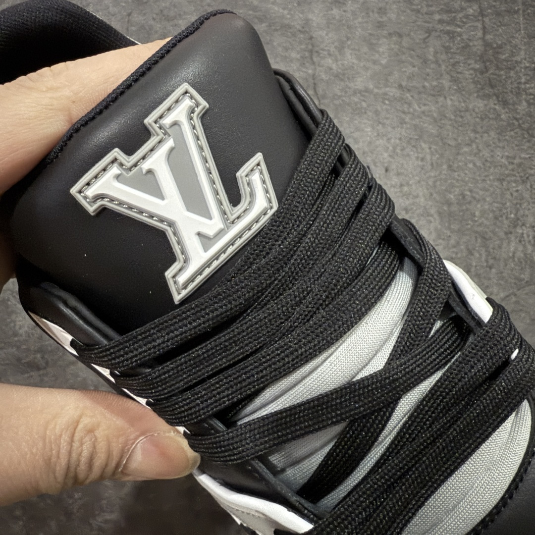 图片[7]-【天花板/Goat版】 市场最强版 没有之一的存在💪🏻 Louis Vuitton LV Trainer 系列全新版上架 手里有正品的可以对比下🆚懂货的看细节‼️ 此版品质是市场从未达到的新高度！ 整体版型 皮料 牛仔布的色差 压花纹路清晰度 后跟版型等等 都可以自行对比[机智]吊打市场所有货，怒甩十条街的那种，直接来正品对比图🆚，欢迎拿市场各大工厂的货来对比！ 尺码：35-45码-选品中心