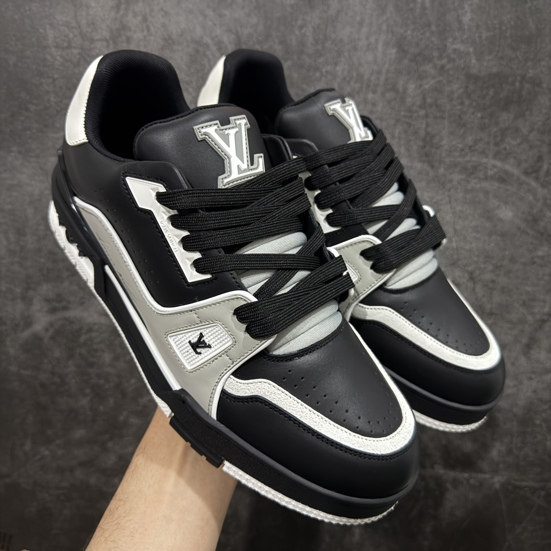 【天花板/Goat版】 市场最强版 没有之一的存在💪🏻 Louis Vuitton LV Trainer 系列全新版上架 手里有正品的可以对比下🆚懂货的看细节‼️ 此版品质是市场从未达到的新高度！ 整体版型 皮料 牛仔布的色差 压花纹路清晰度 后跟版型等等 都可以自行对比[机智]吊打市场所有货，怒甩十条街的那种，直接来正品对比图🆚，欢迎拿市场各大工厂的货来对比！ 尺码：35-45码-选品中心