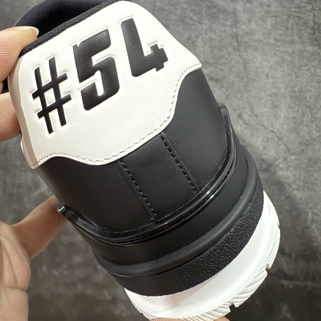 图片[2]-【天花板/Goat版】 市场最强版 没有之一的存在💪🏻 Louis Vuitton LV Trainer 系列全新版上架 手里有正品的可以对比下🆚懂货的看细节‼️ 此版品质是市场从未达到的新高度！ 整体版型 皮料 牛仔布的色差 压花纹路清晰度 后跟版型等等 都可以自行对比[机智]吊打市场所有货，怒甩十条街的那种，直接来正品对比图🆚，欢迎拿市场各大工厂的货来对比！ 尺码：35-45码-选品中心