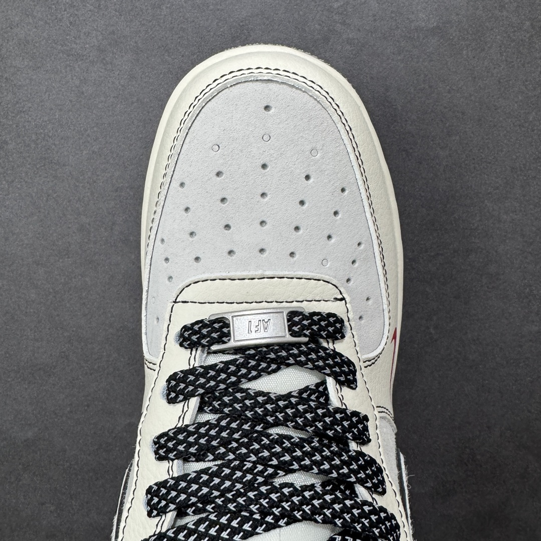 图片[8]-【定制版】Nike Air Force 1 Low 07 马年限定 当街头传奇遇上高奢经典，这双以米白灰斑马勾为主色，辅以深邃黑与炽热红，将两大品牌的标志性元素完美融合。每一处细节都诉说着不凡的出身，让你在迈步间，轻松诠释潮流与奢华的双重魅力。 货号： XT6998-102 尺码：36 36.5 37.5 38 38.5 39 40 40.5 41 42 42.5 43 44 44.5 45-选品中心
