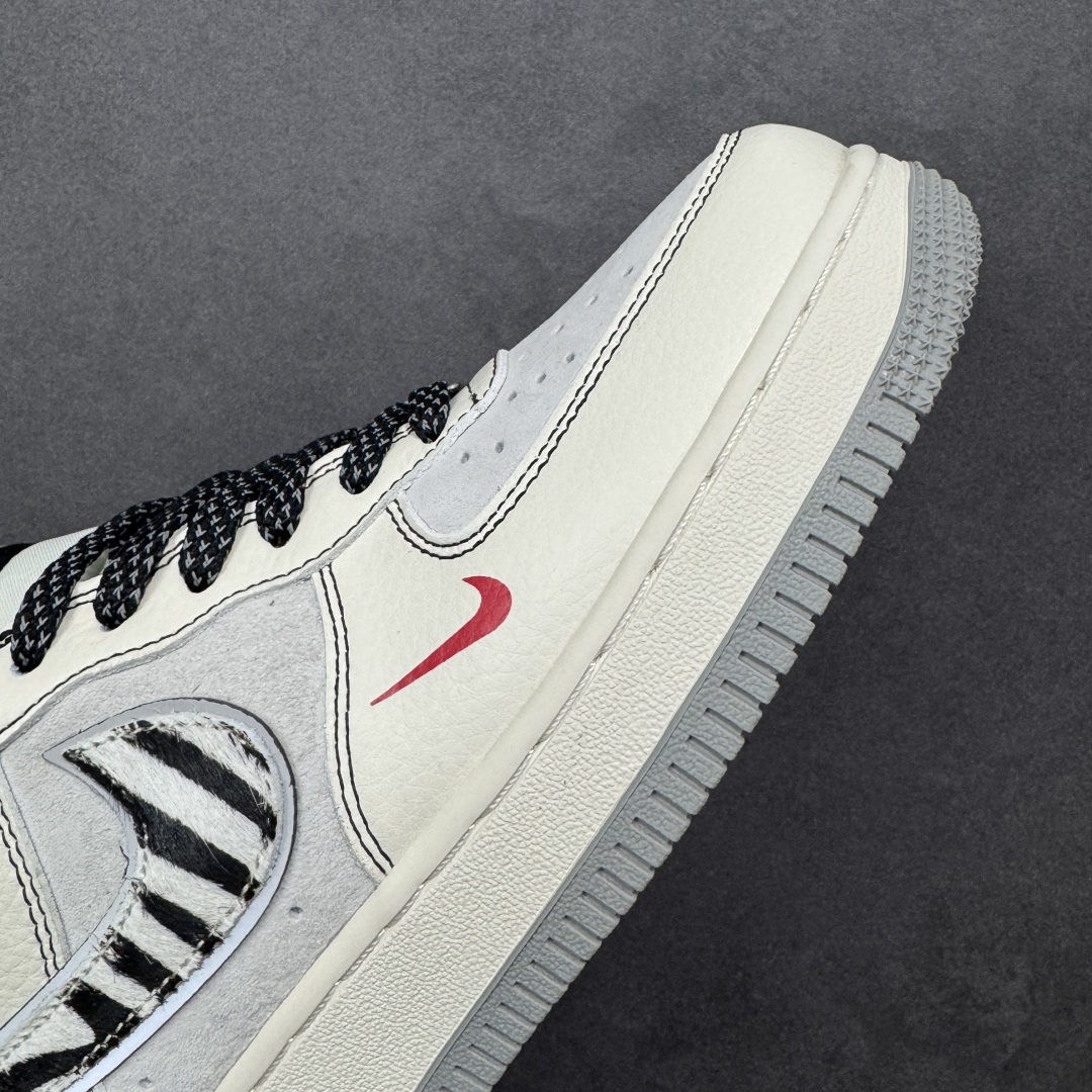 图片[5]-【定制版】Nike Air Force 1 Low 07 马年限定 当街头传奇遇上高奢经典，这双以米白灰斑马勾为主色，辅以深邃黑与炽热红，将两大品牌的标志性元素完美融合。每一处细节都诉说着不凡的出身，让你在迈步间，轻松诠释潮流与奢华的双重魅力。 货号： XT6998-102 尺码：36 36.5 37.5 38 38.5 39 40 40.5 41 42 42.5 43 44 44.5 45-选品中心